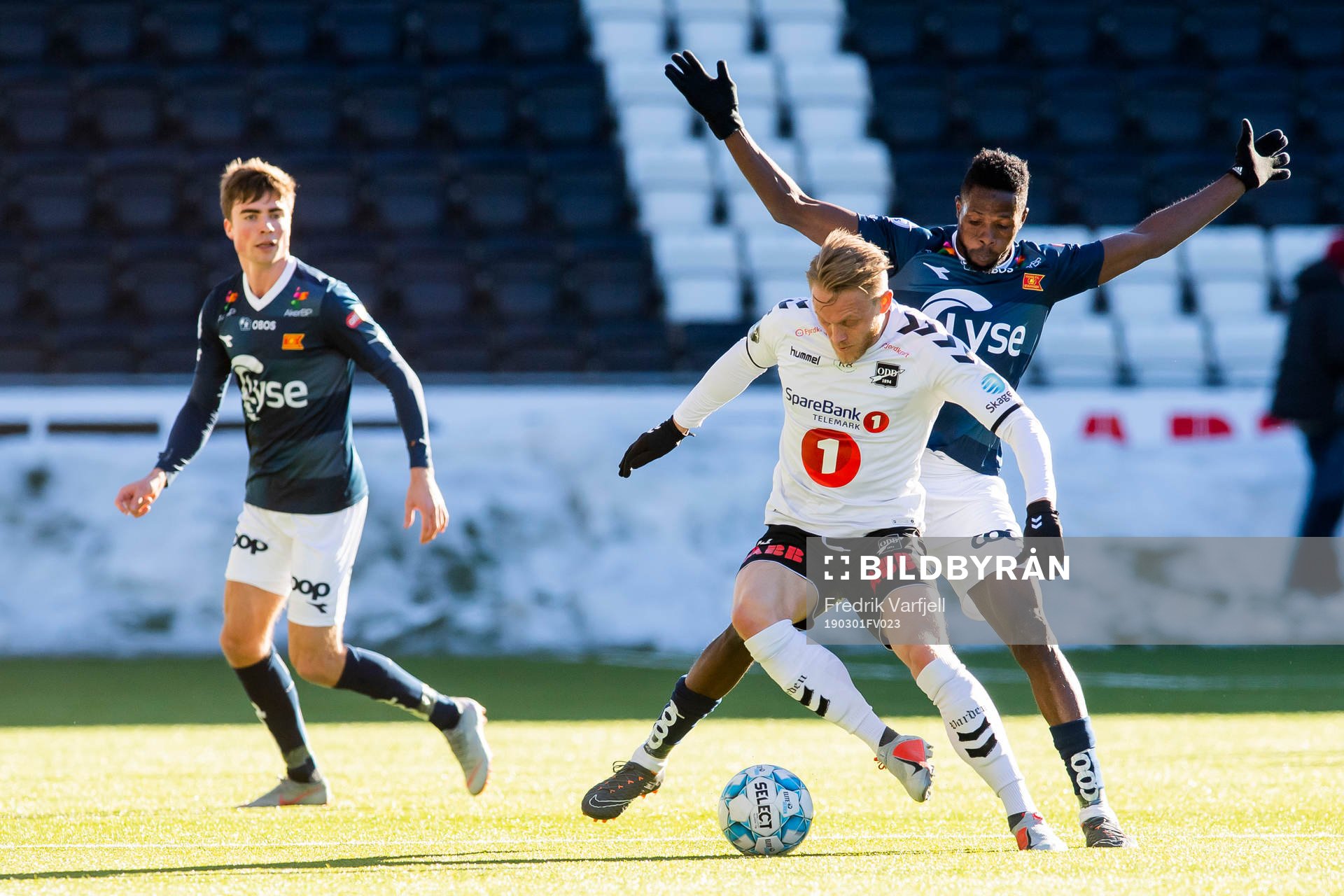 Usman Sale of Viking and Fredrik Nordkvelle of Odd