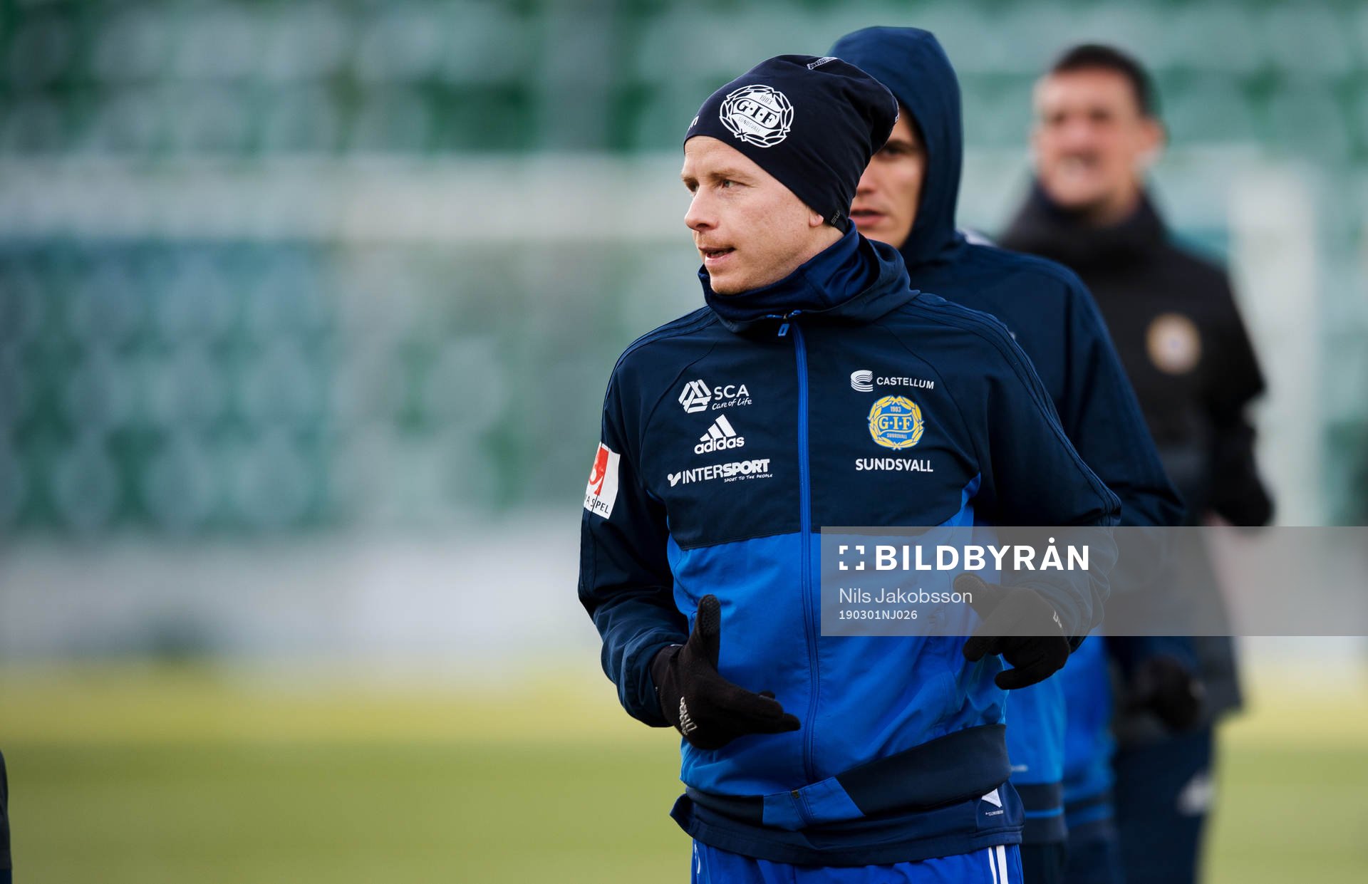 Sundsvalls Tobias Eriksson värmer upp innan