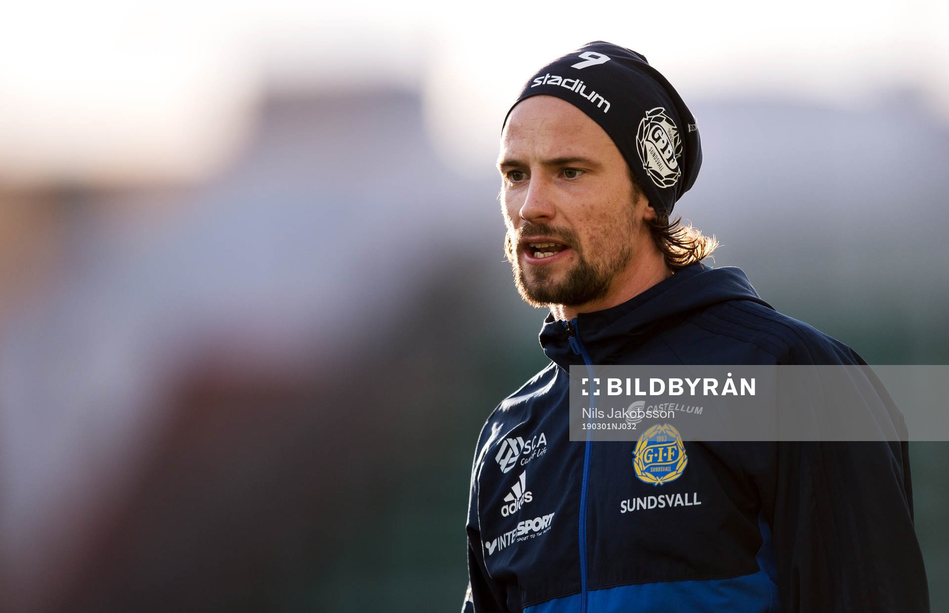 Sundsvalls Linus Hallenius värmer upp innan