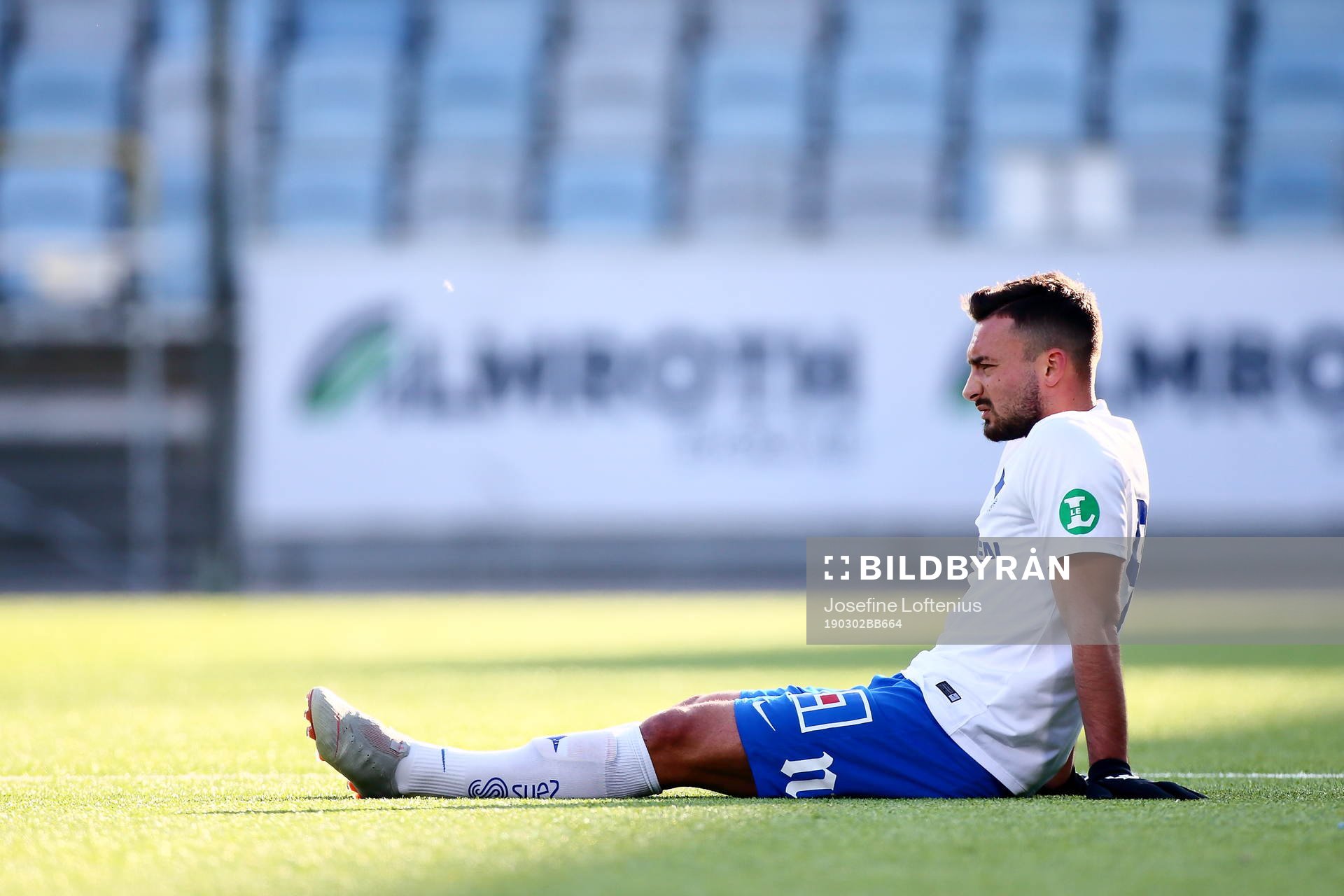 IFK Norrköpings Sead Haksabanovic sitter ner, skadad