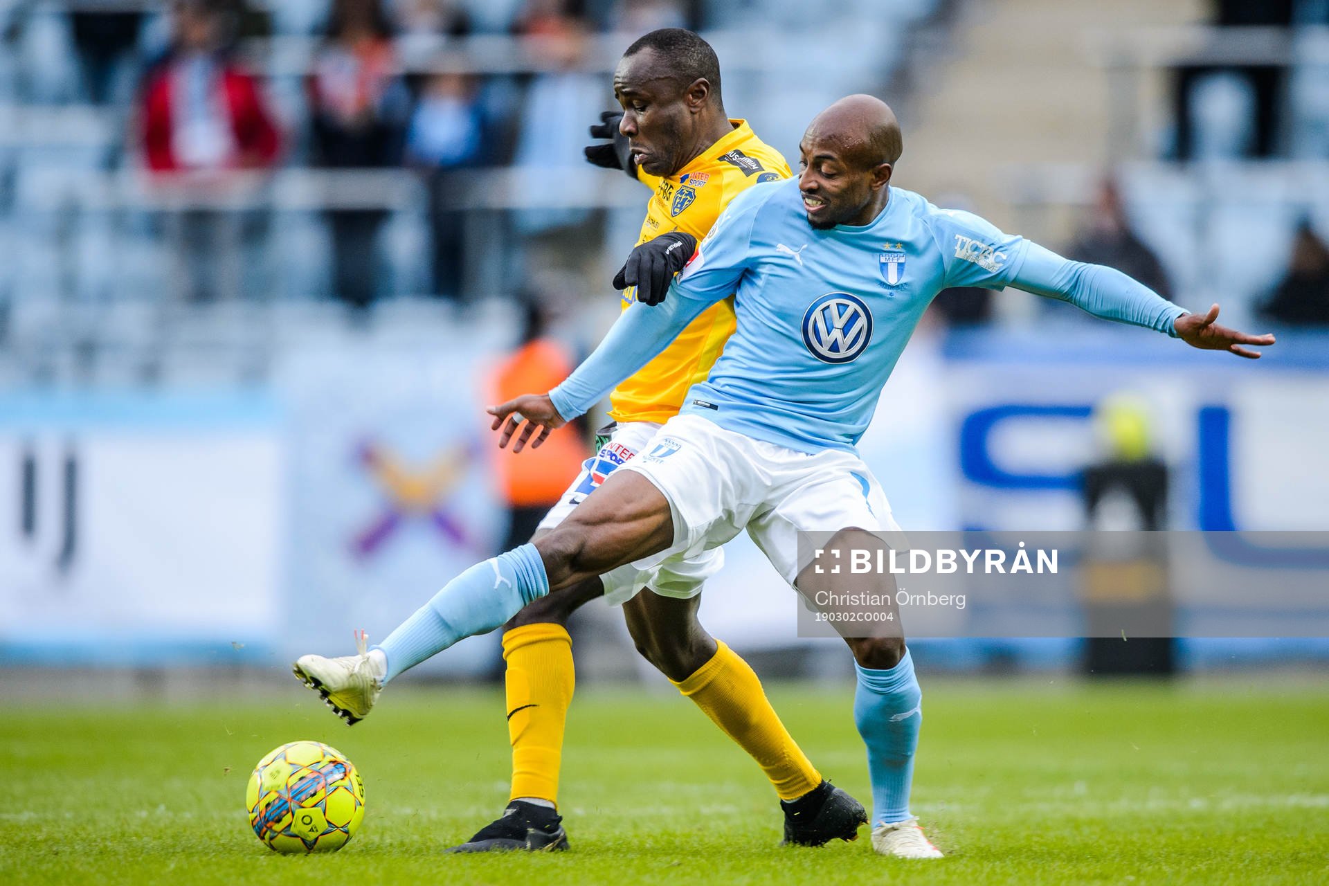 Falkenbergs Nsima Peter  och Malmö FFs Fouad Bachirou