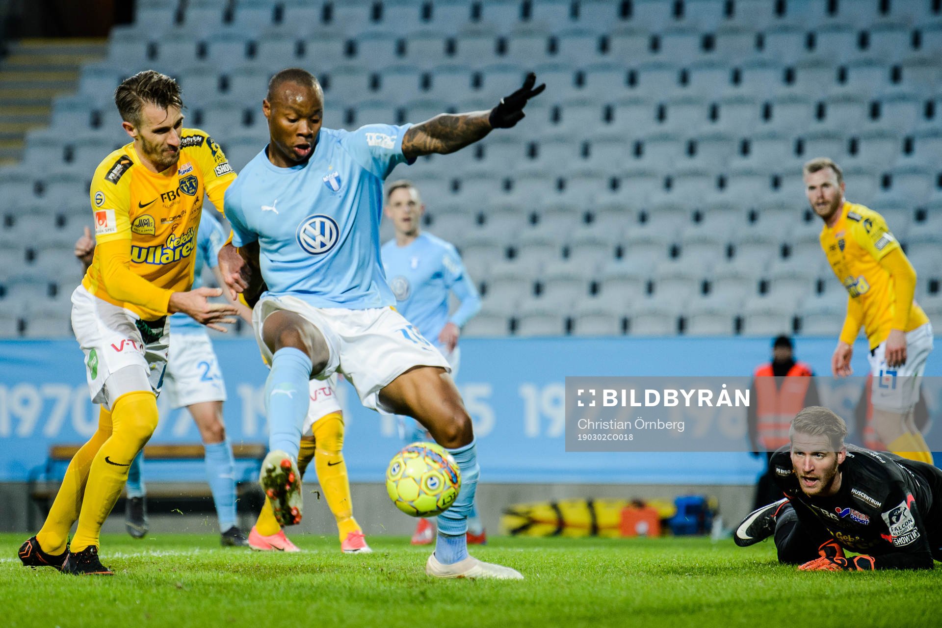 Malmö FFs Carlos Strandberg oroar framför Falkenbergs