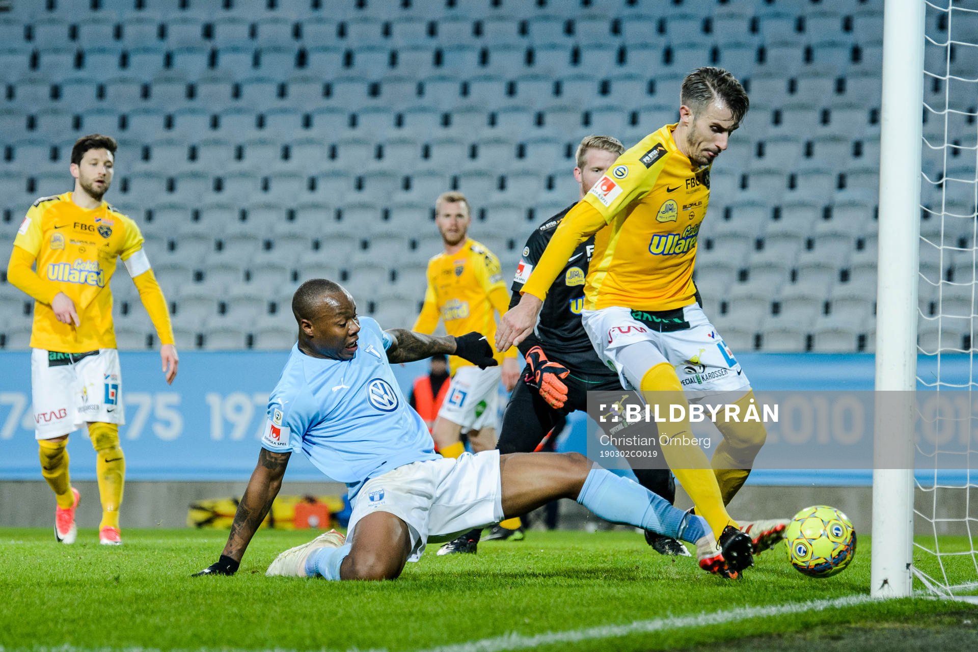 Malmö FFs Carlos Strandberg oroar framför Falkenbergs