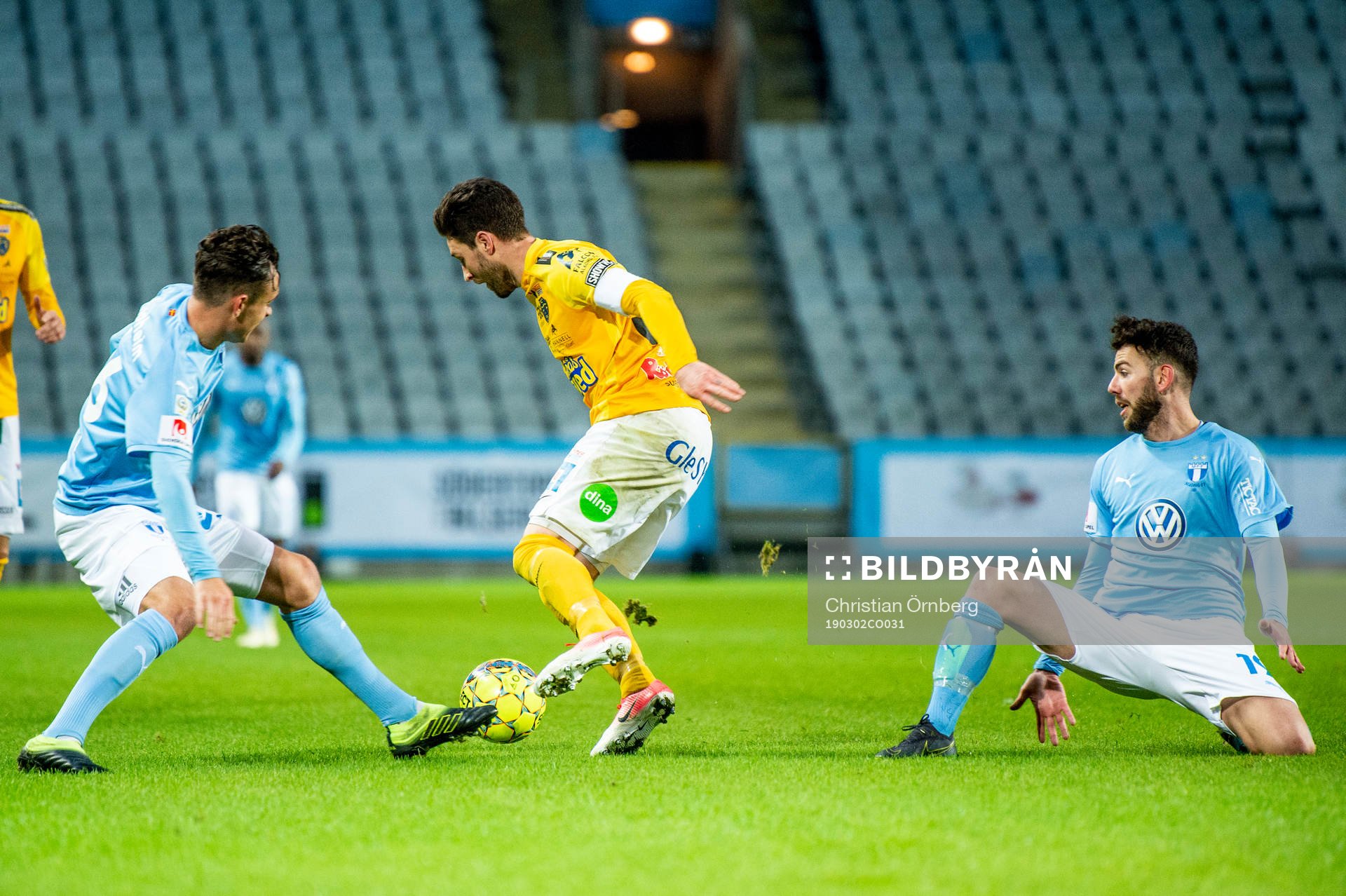 Falkenbergs Tibor Brink Joza mot Malmö FFs Andreas Vindheim och Erdal Rakip under fotbollsmatchen i Svenska Cupen mellan Malmö FF och Falkenberg den 2 mars 2019 i Malmö.