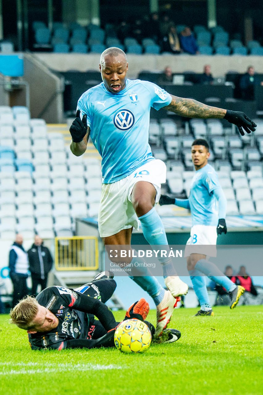 Malmö FFs Carlos Strandberg mot Falkenbergs Hampus Nilsson