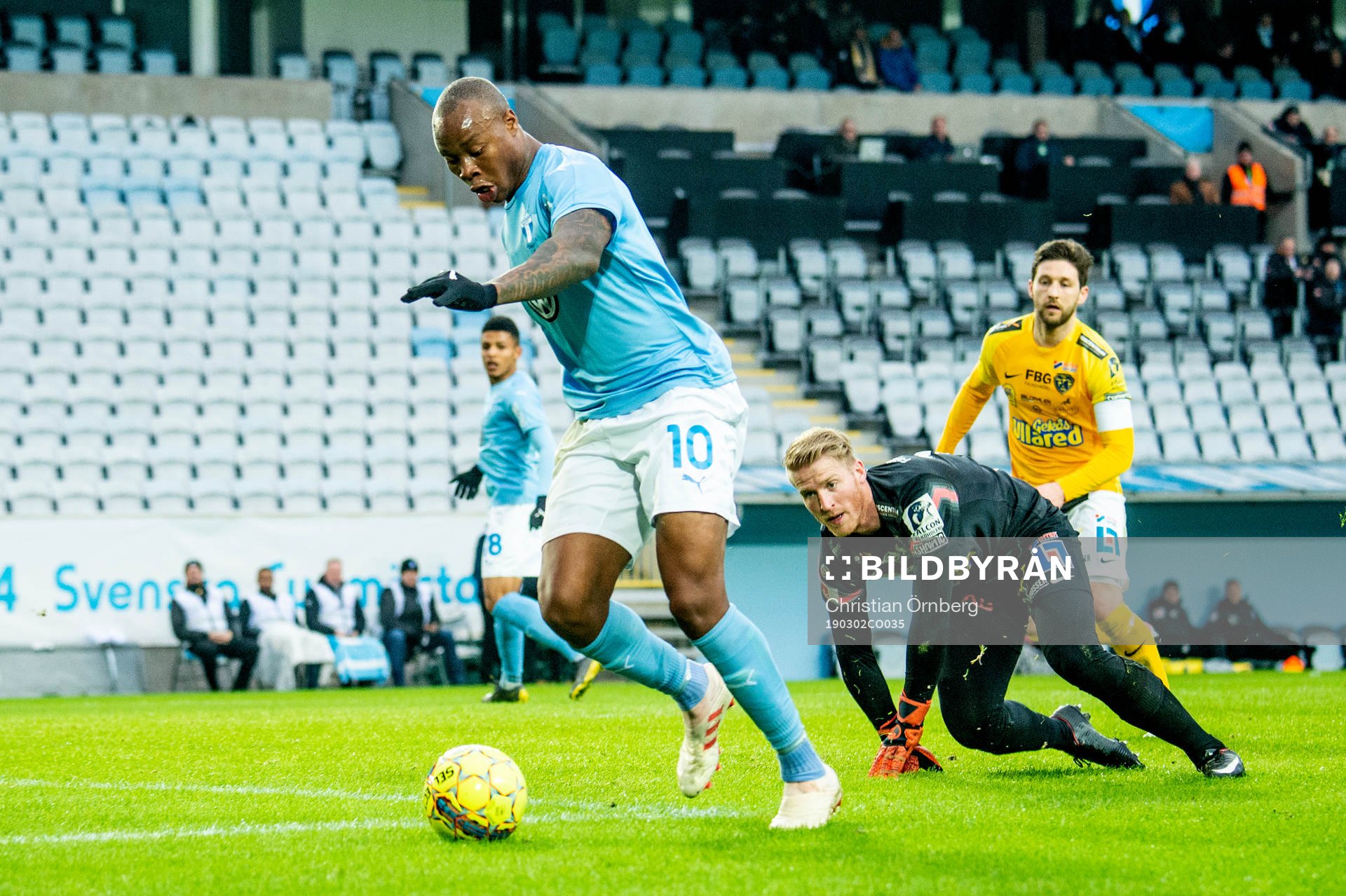 Malmö FFs Carlos Strandberg mot Falkenbergs Hampus Nilsson
