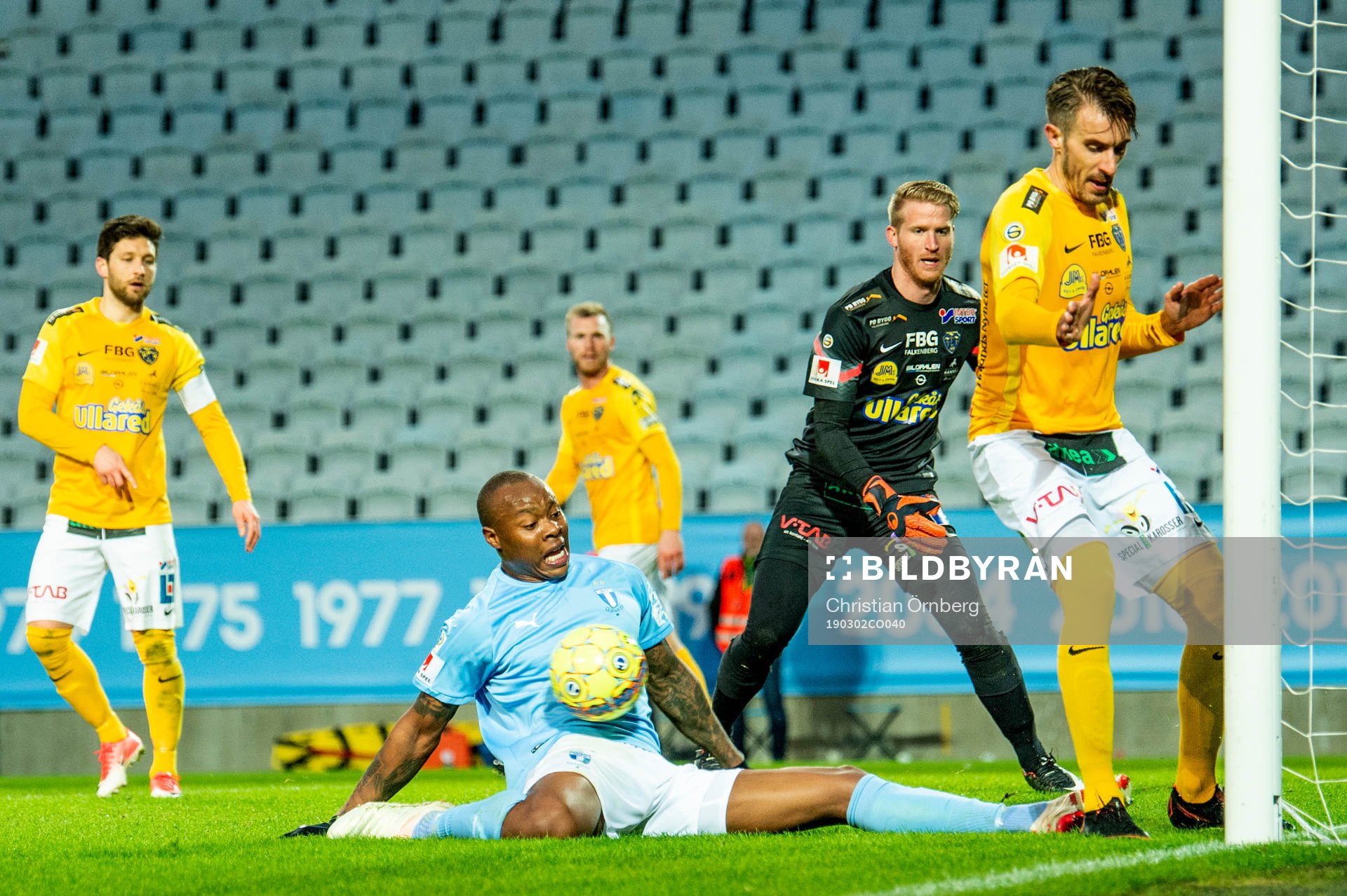 Malmö FFs Carlos Strandberg mot Falkenbergs målvakt