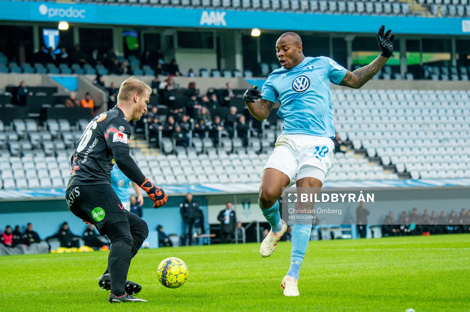 Falkenbergs målvakt Hampus Nilsson mot Malmö FFs Carlos