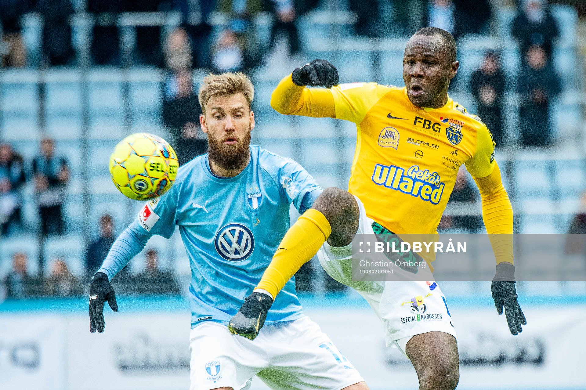 Malmö FFs Rasmus Bengtsson mot Falkenbergs Nsima Peter