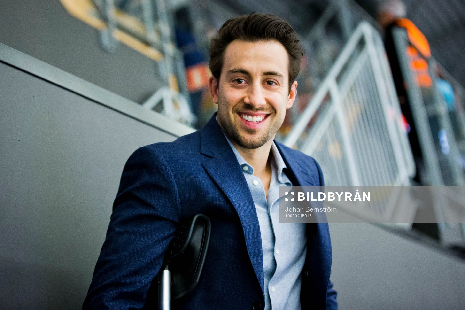 Örebros Aaron Palushaj med kryckor på läktaren