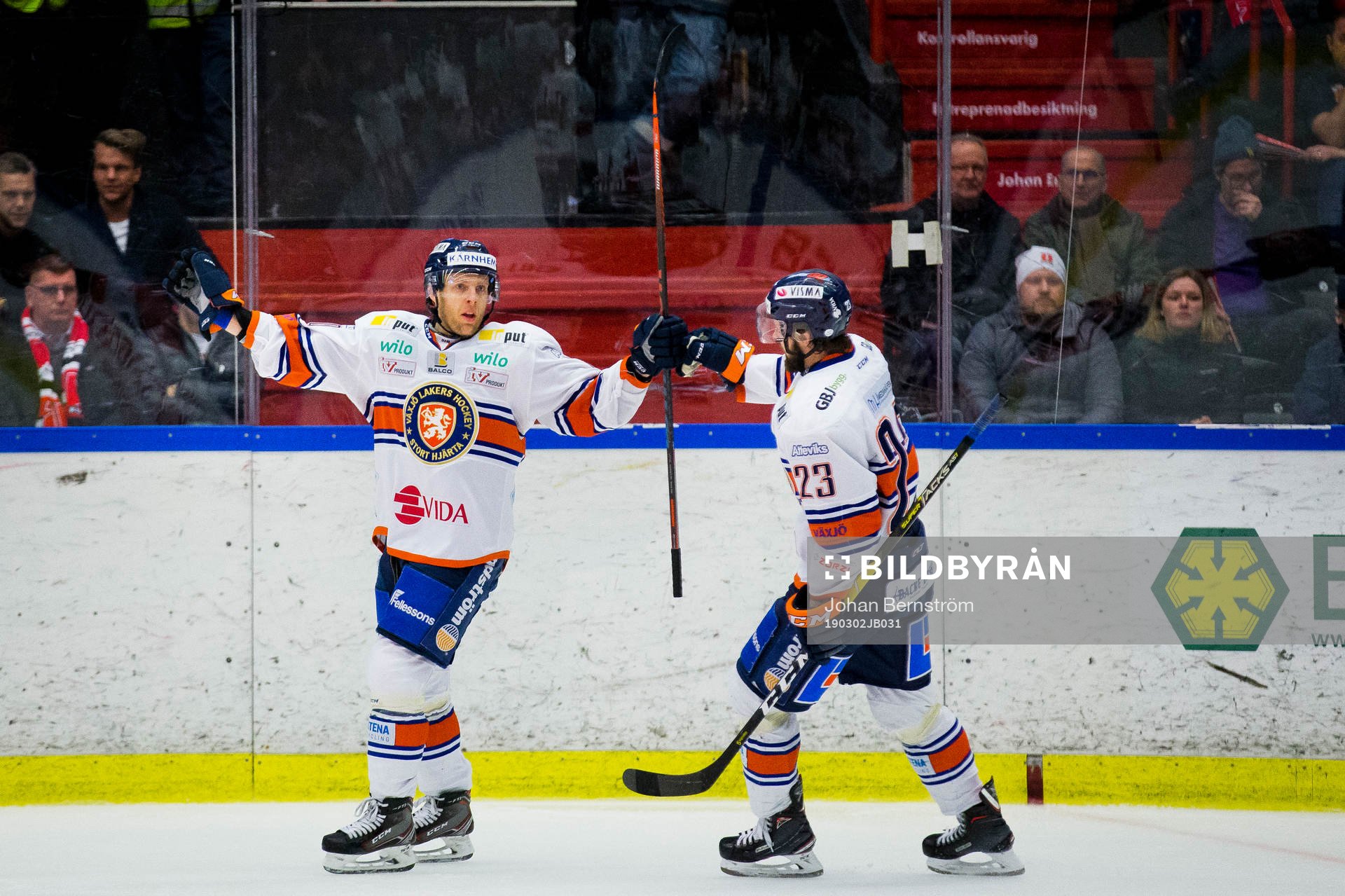 Växjös Kris Versteeg och Roman Horak jublar vid 1-1
