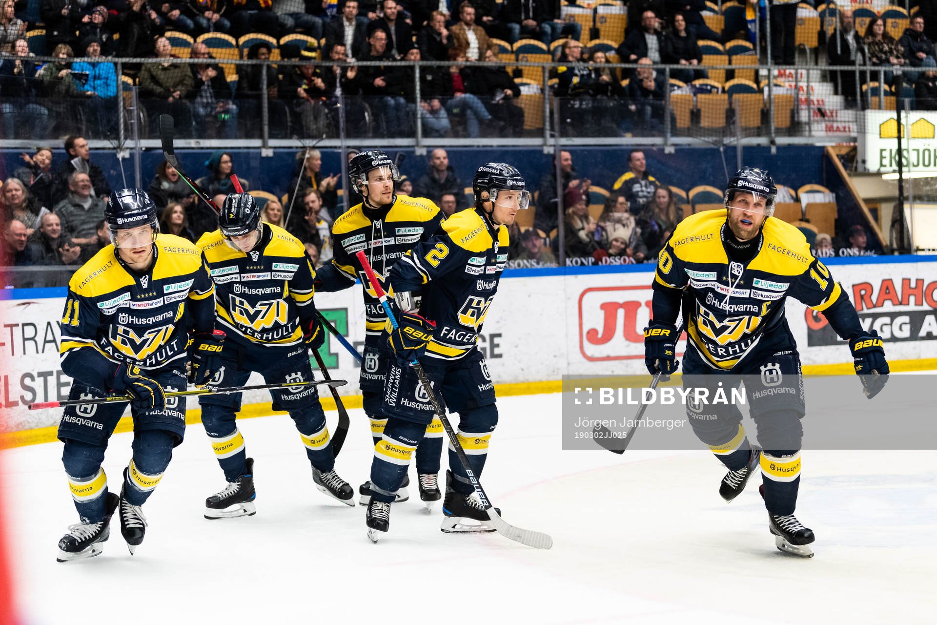 s Simon Önerud (vänster i bild) jublar med lagkamrater