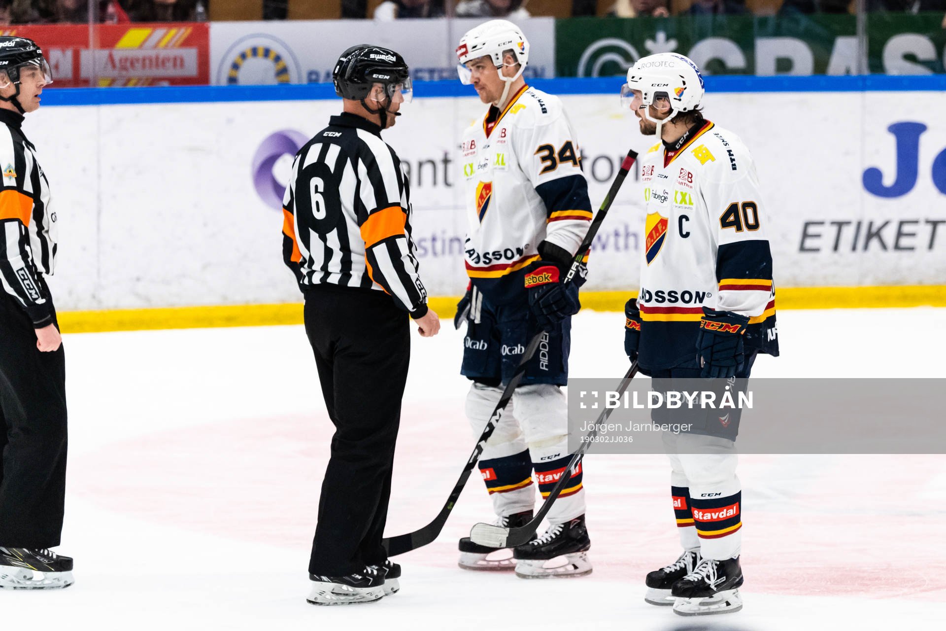 Djurgårdens Jacob Josefson och Daniel Brodin diskuterar