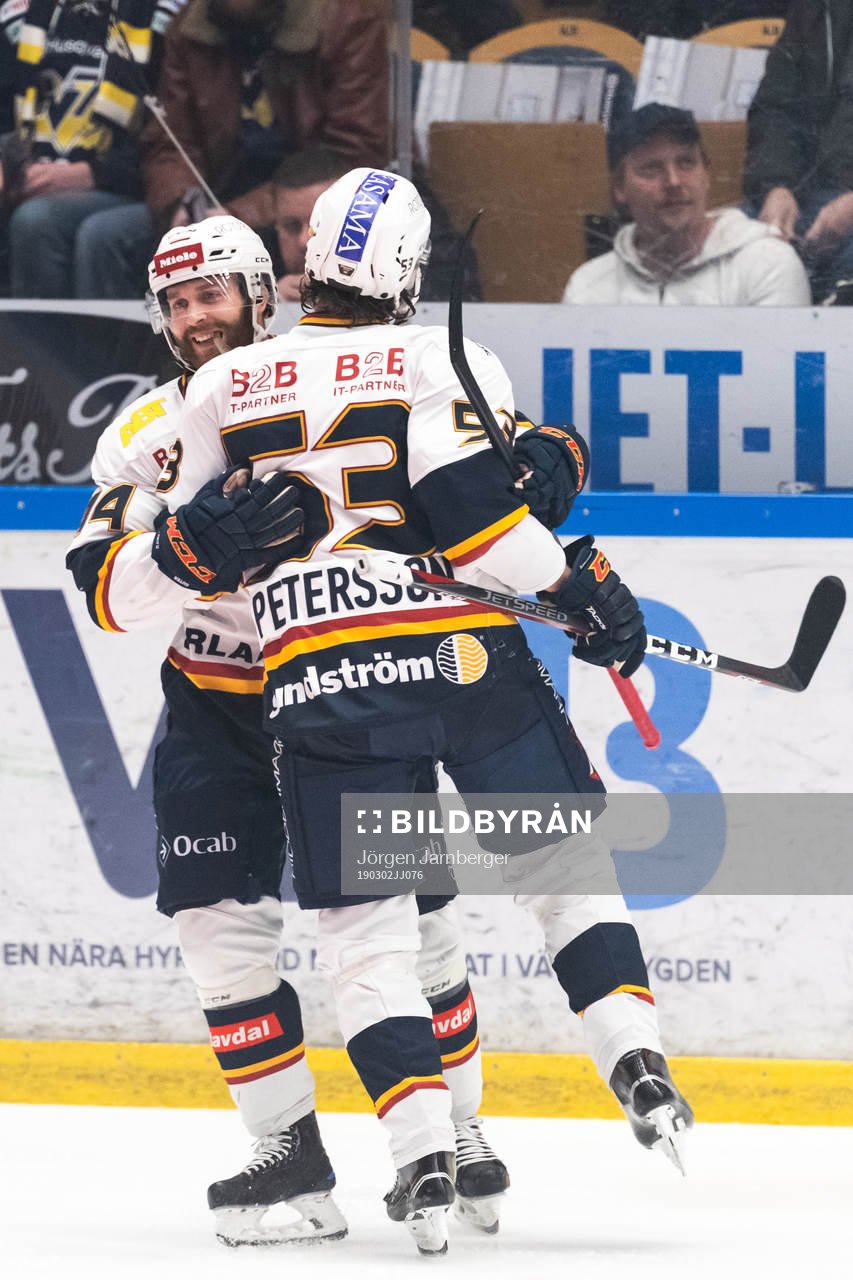 Djurgårdens Mattias Guter kramas om av Bobo Petersson