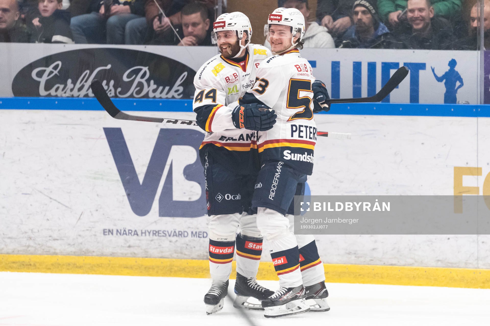 Djurgårdens Mattias Guter kramas om av Bobo Petersson