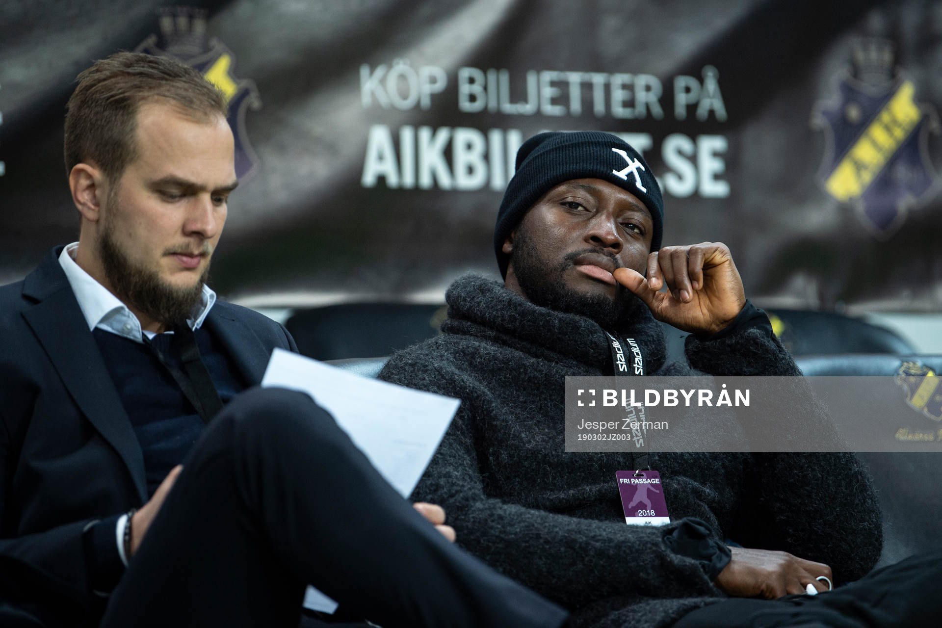 s Chinedu Ogbuke Obasi (h) på bänken