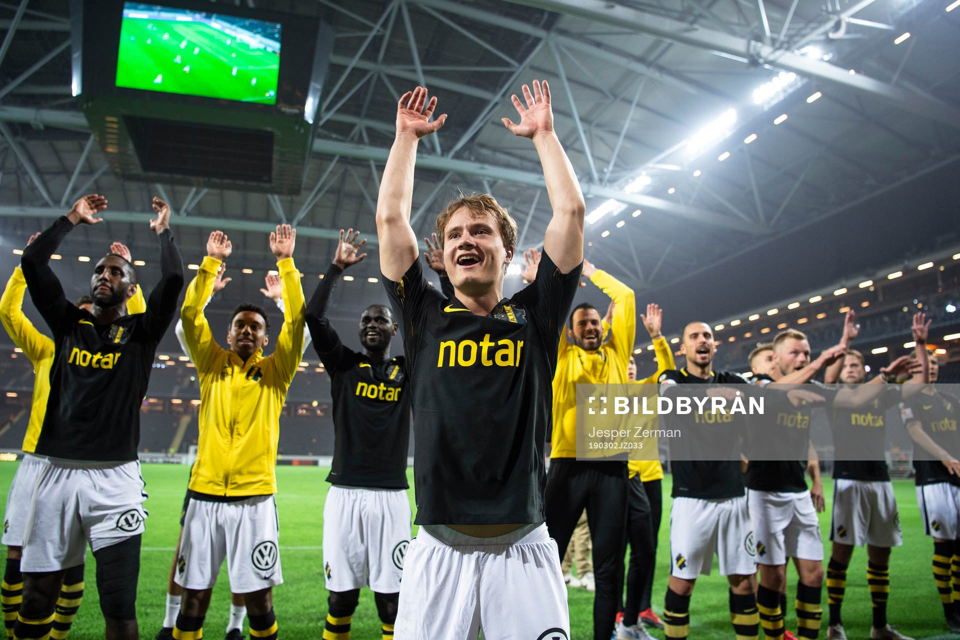 AIK:s Saku Ylätupa jublar framför klacken efter fotbollsmatchen i Svenska cupen mellan AIK och Örgryte den 2 mars 2019 i Stockholm.