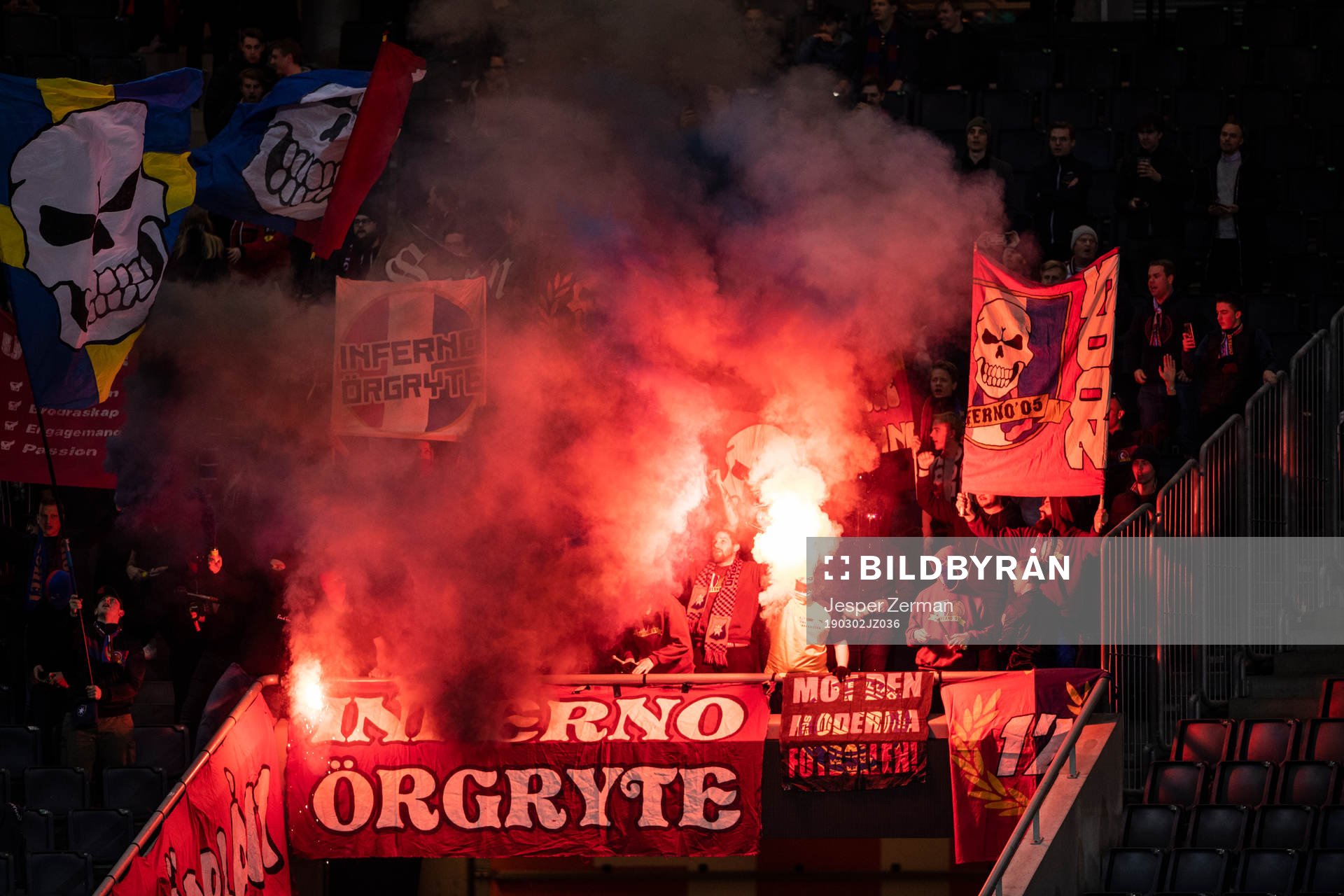 Örgrytes supportrar bränner pyroteknik