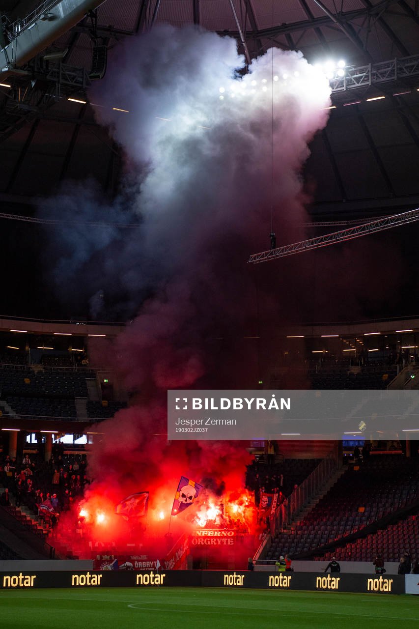 Örgrytes supportrar bränner pyroteknik