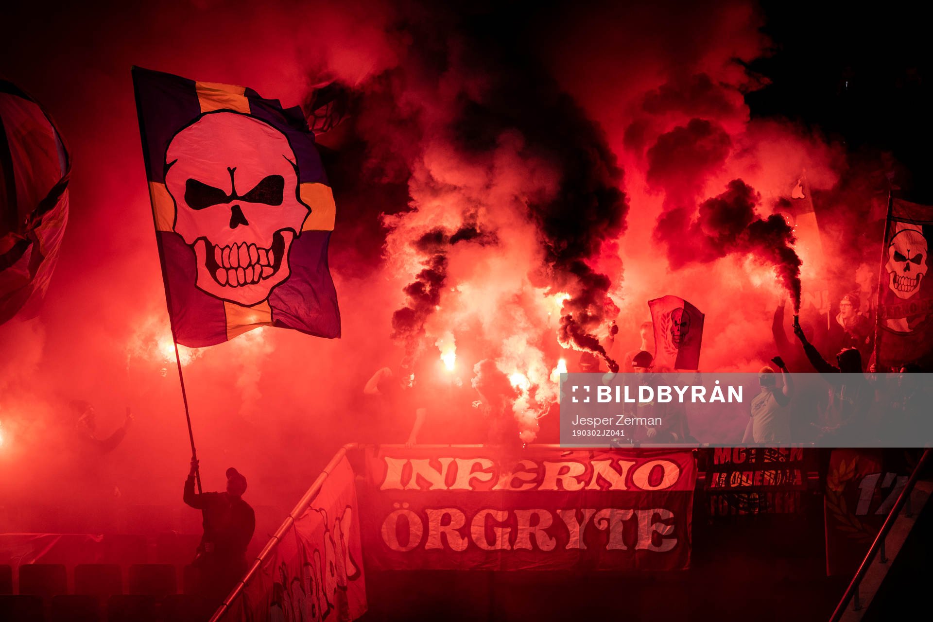 Örgrytes supportrar bränner pyroteknik