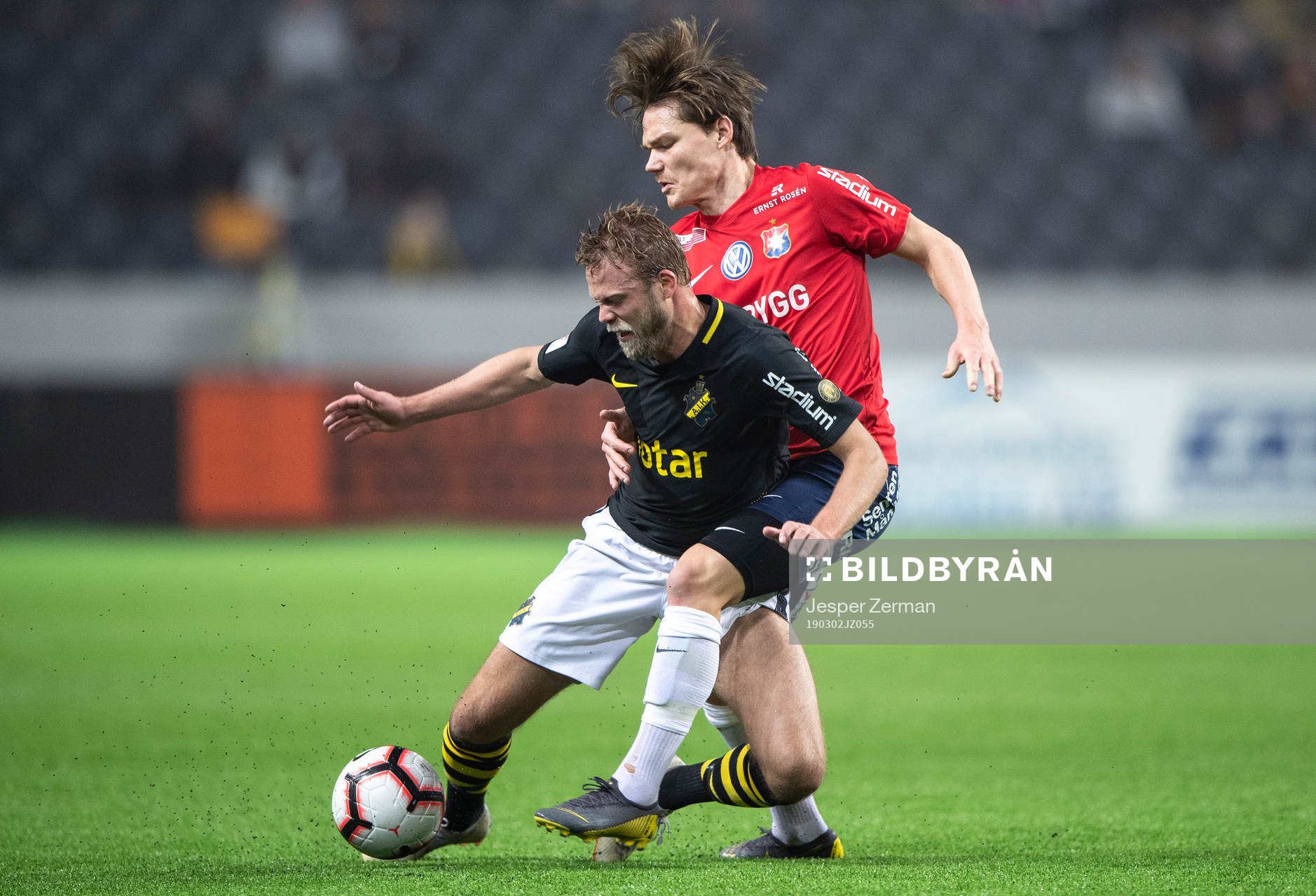 AIK:s Daniel Sundgren i en närkamp med Örgrytes Filip Almström Tähti under fotbollsmatchen i Svenska cupen mellan AIK och Örgryte den 2 mars 2019 i Stockholm.