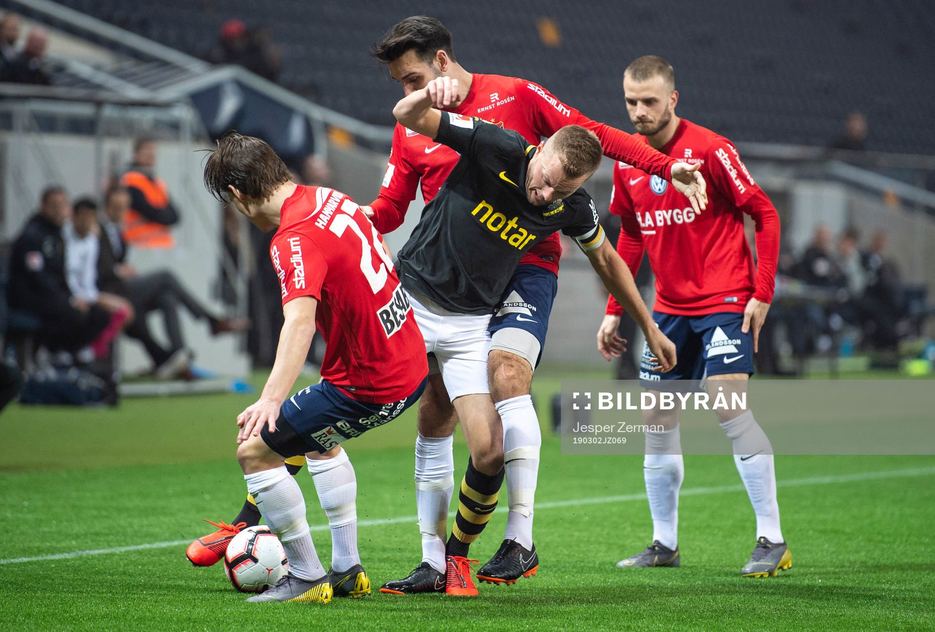 s Sebastian Larsson i en duell med Örgrytes Filip