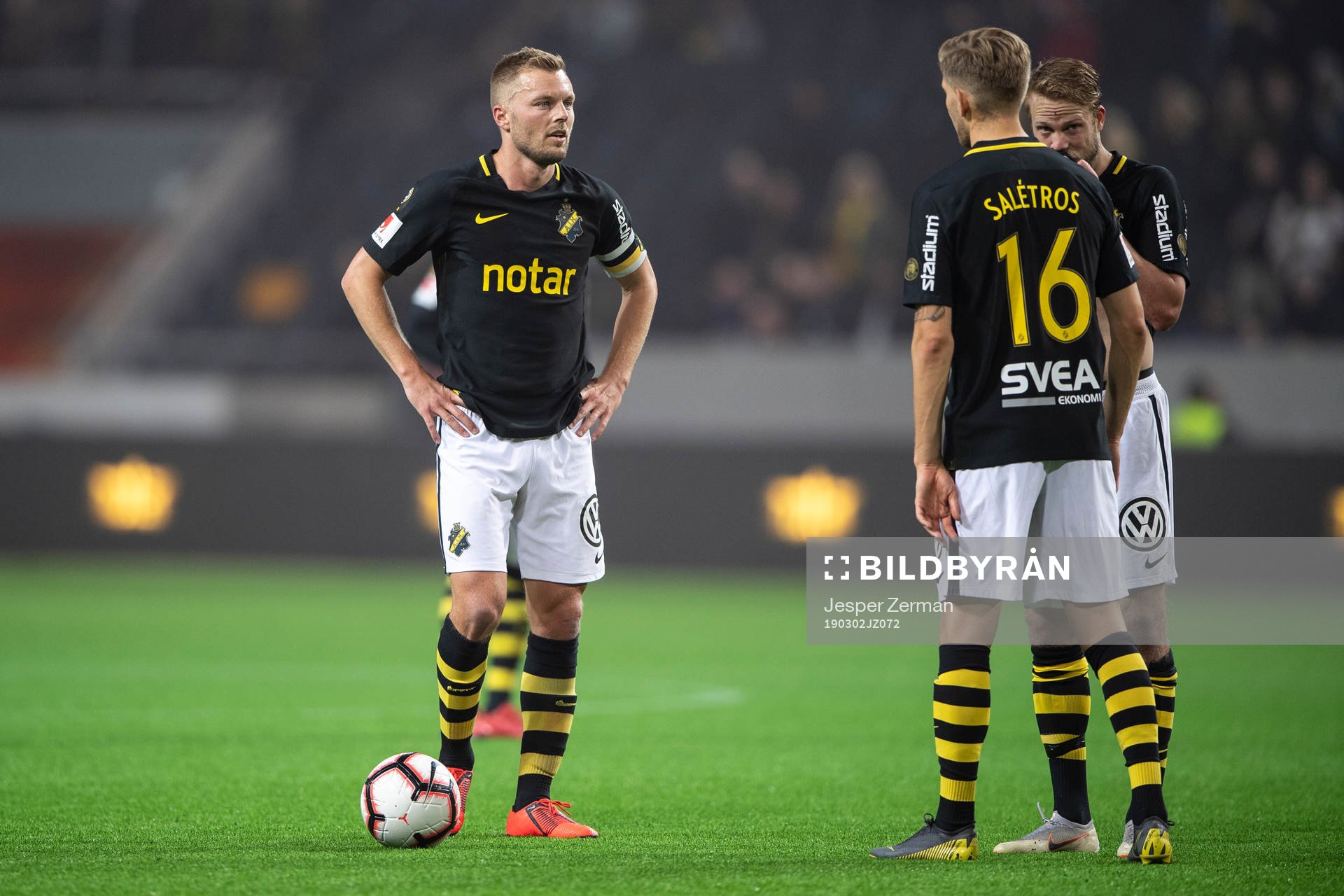 s Sebastian Larsson diskuterar med Anton Saletros och