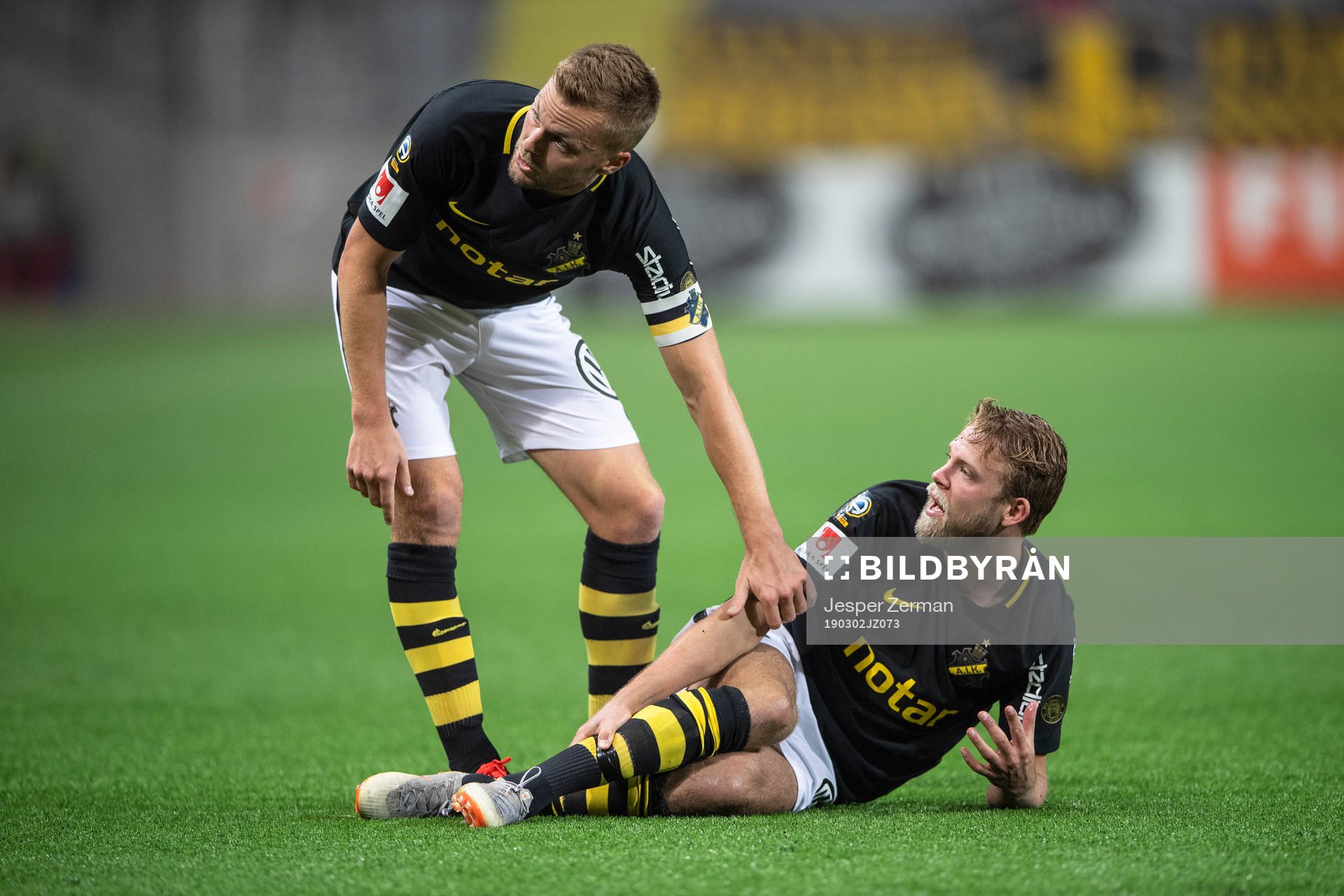 s Sebastian Larsson hjälper Daniel Sundgren att resa sig