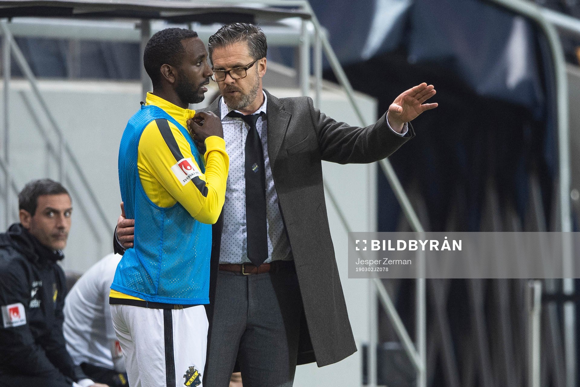 s Henok Goitom får instruktioner av tränare Rikard Norling