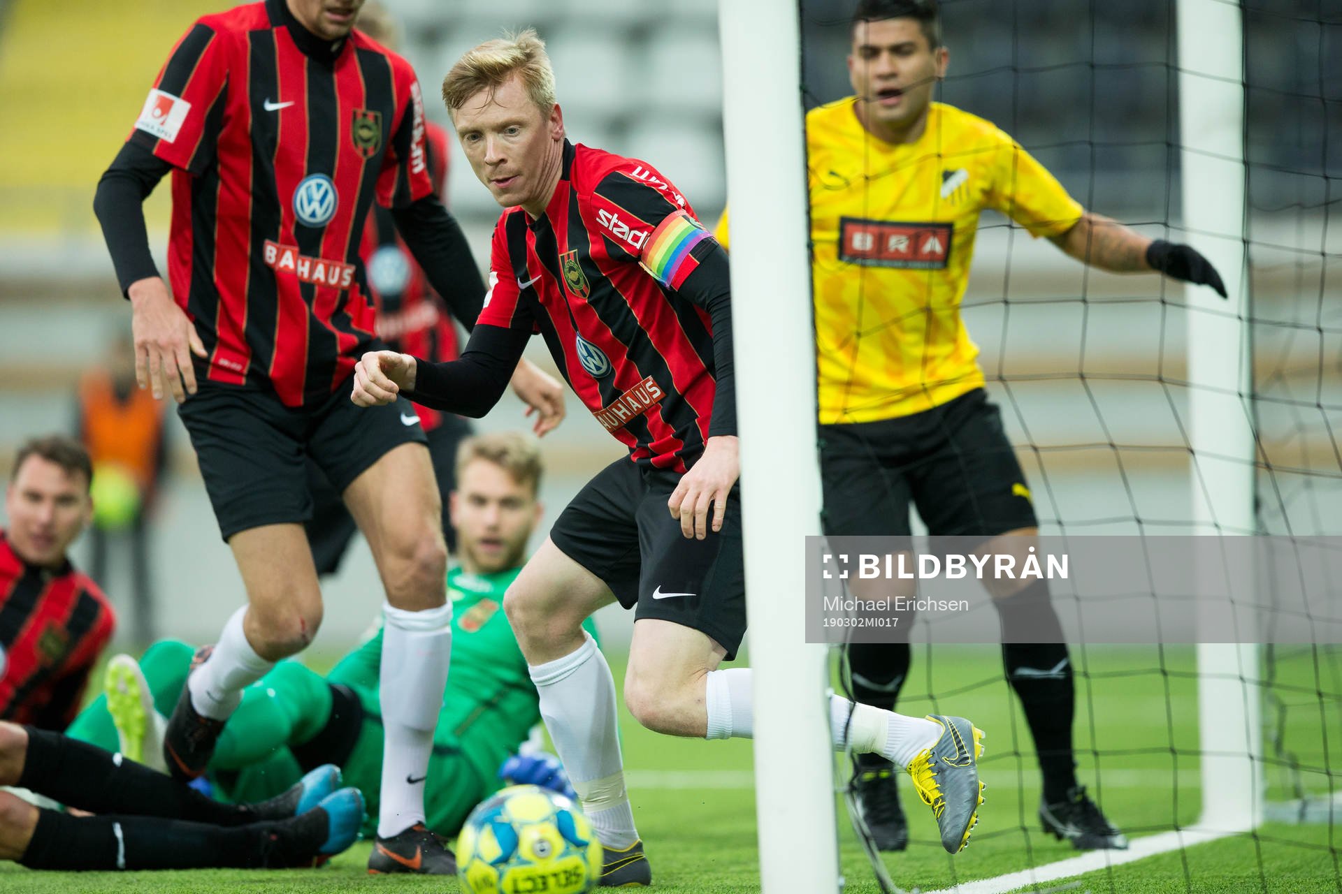 Brommapojkarnas Gustav Sandberg Magnusson ser bollen gå