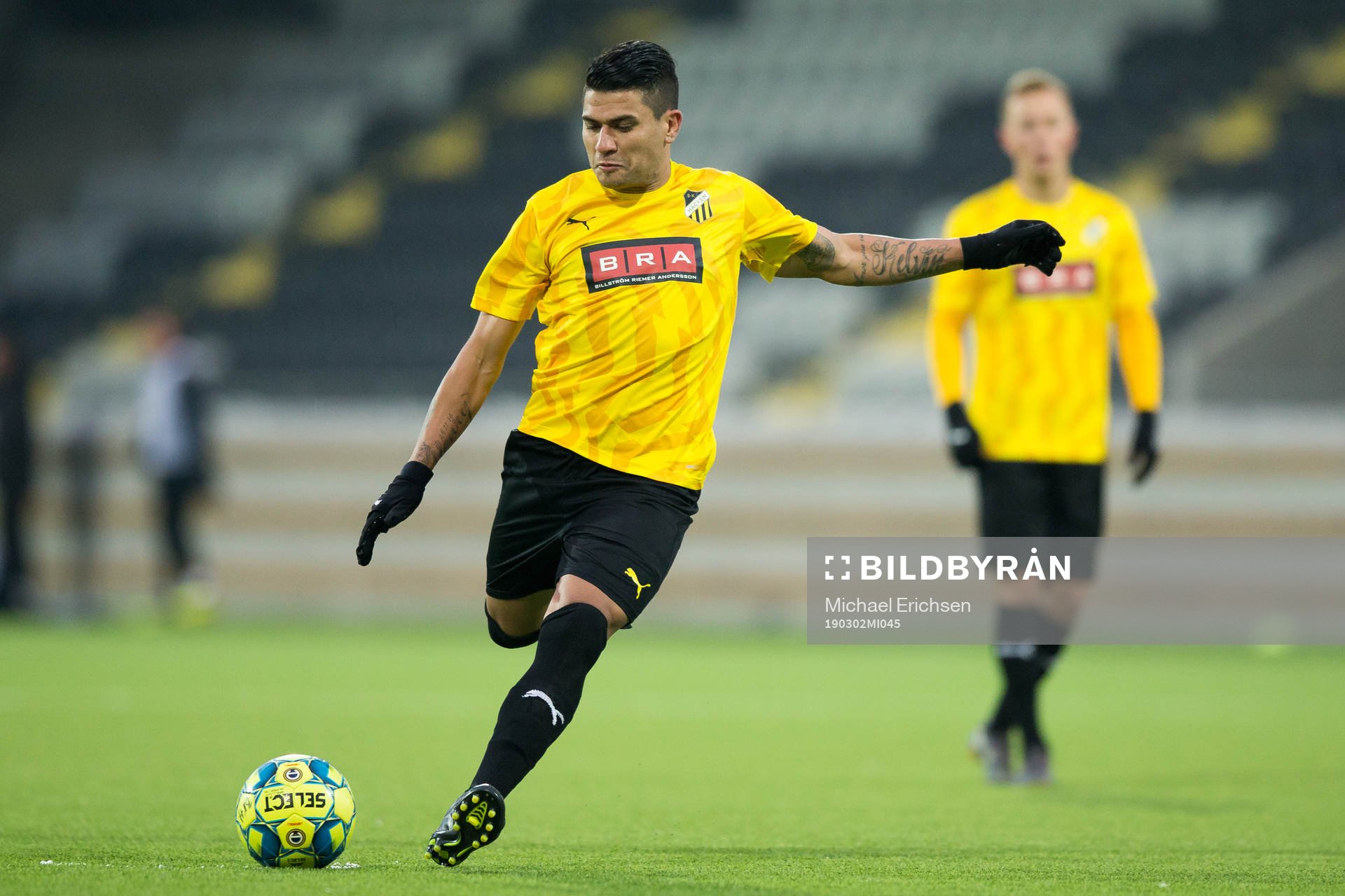 Häckens Paulinho skjuter en frispark