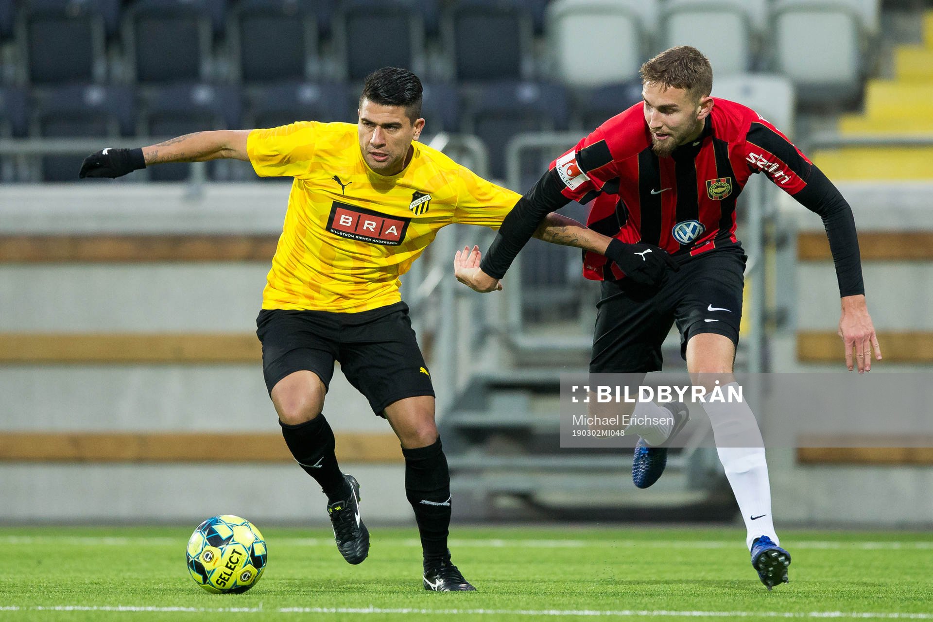 Häckens Paulinho i kamp med Brommapojkarnas Ali Suljic under fotbollsmatchen i Svenska Cupen mellan Häcken och Brommapojkarna den 2 mars 2019 i Göteborg.