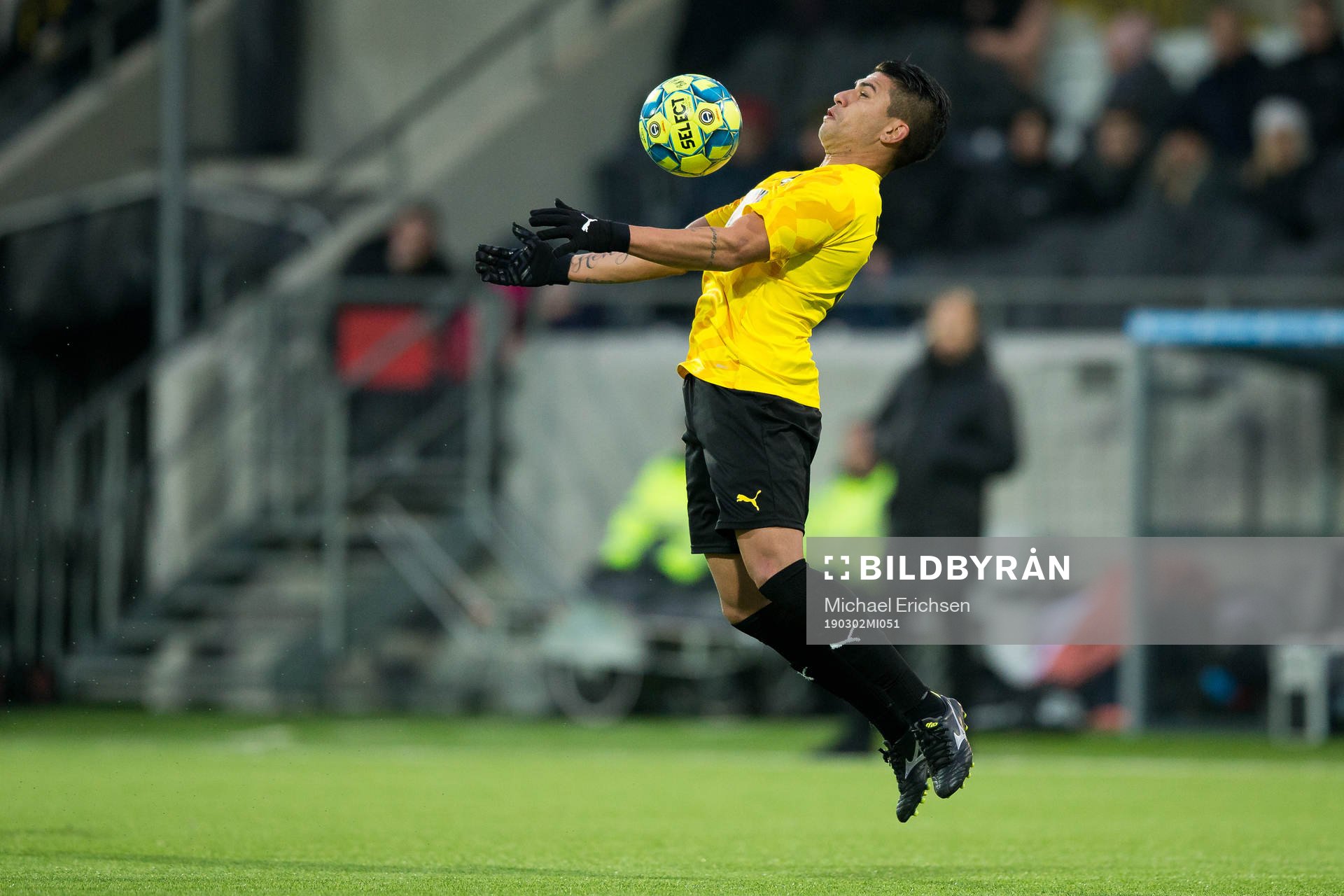 Häckens Paulinho tar ned en boll på bröstet