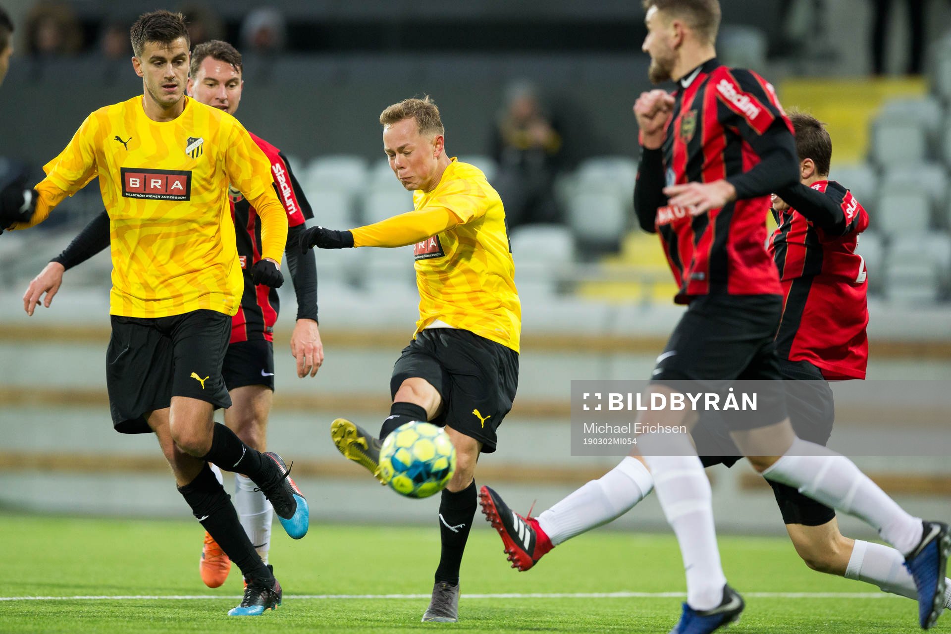 Häckens Adam Andersson med ett skott