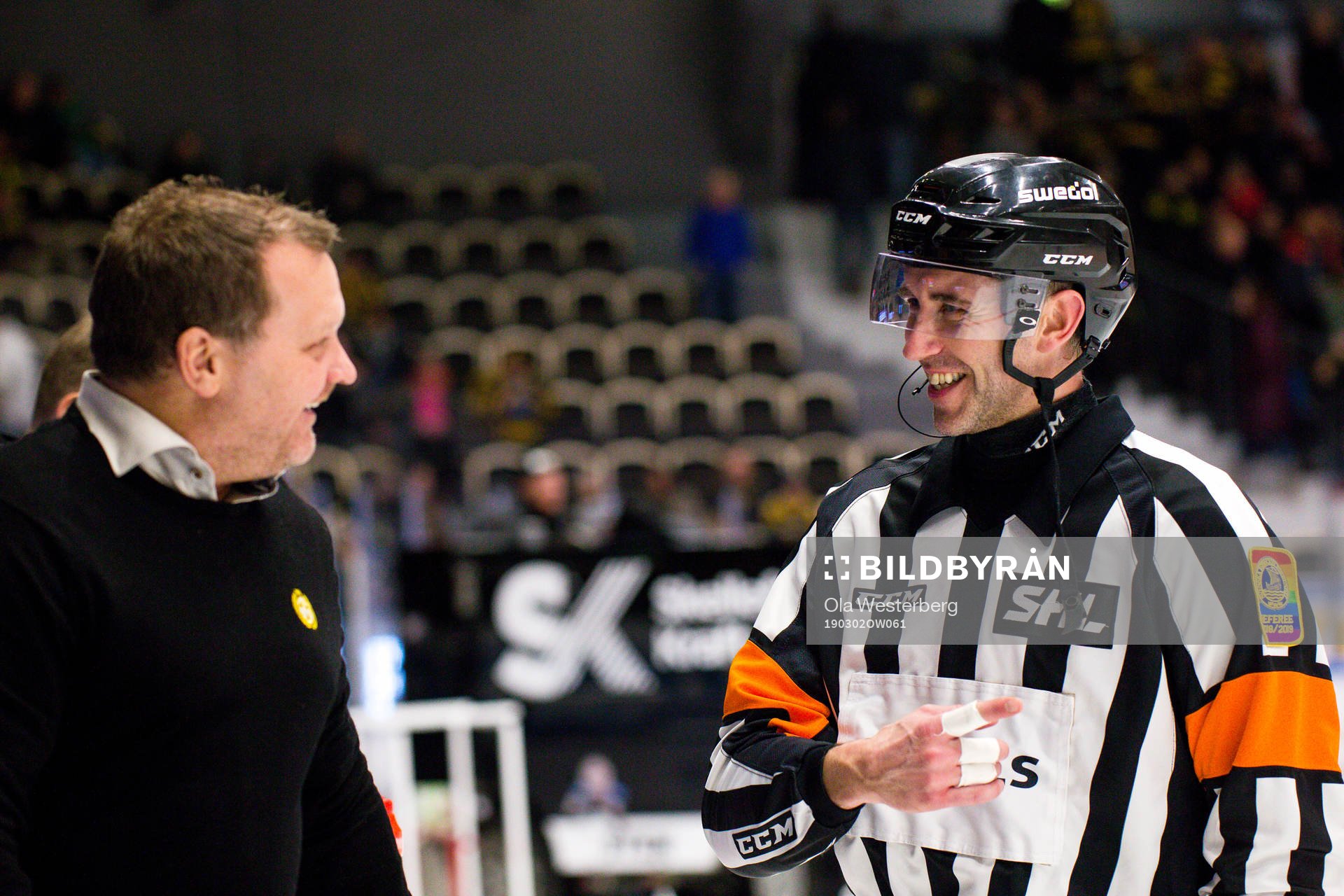 Brynäs tränare Magnus Sundquist pratar med domare Linus