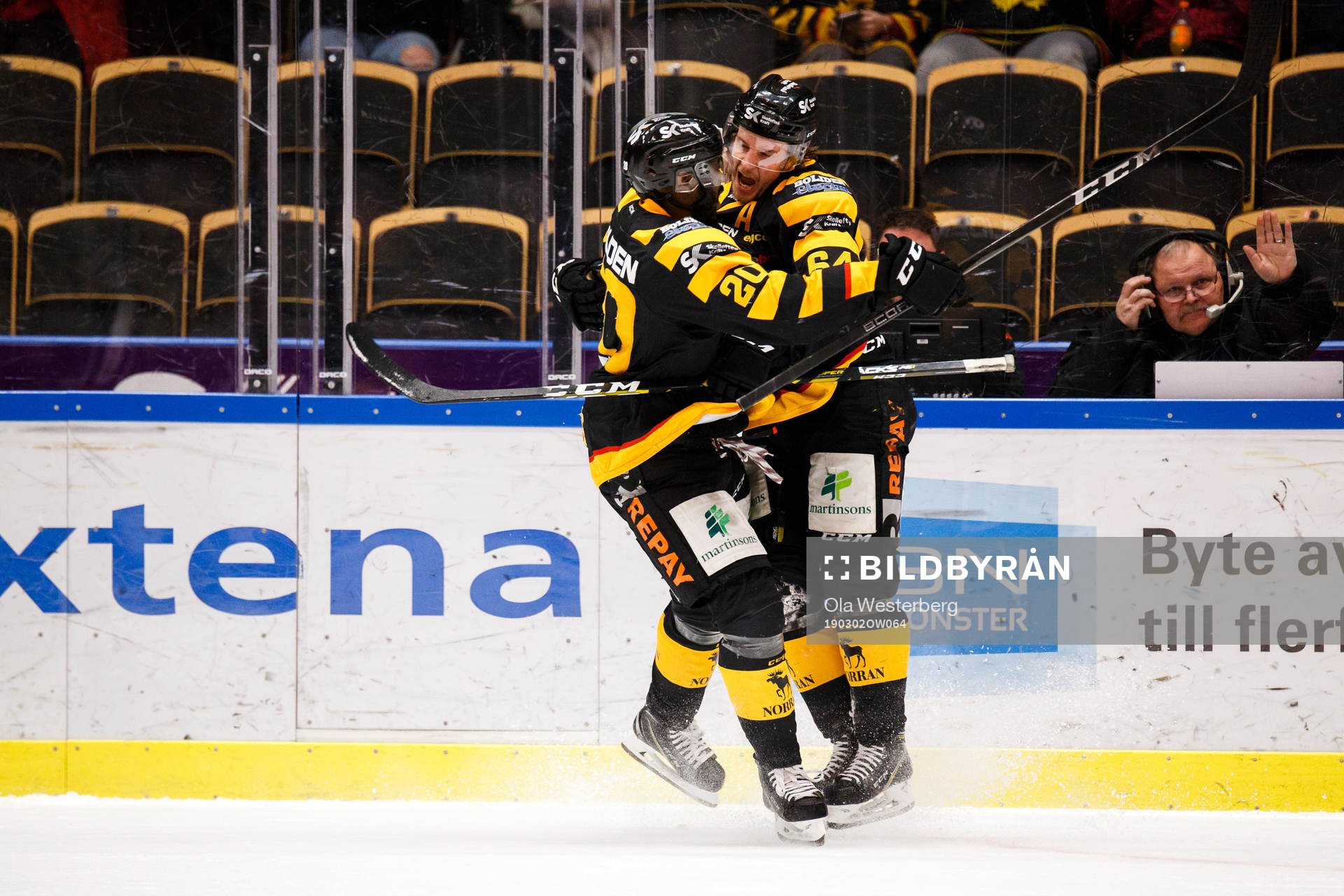 Skellefteås Edwin Hedberg och Jonathan Pudas jublar