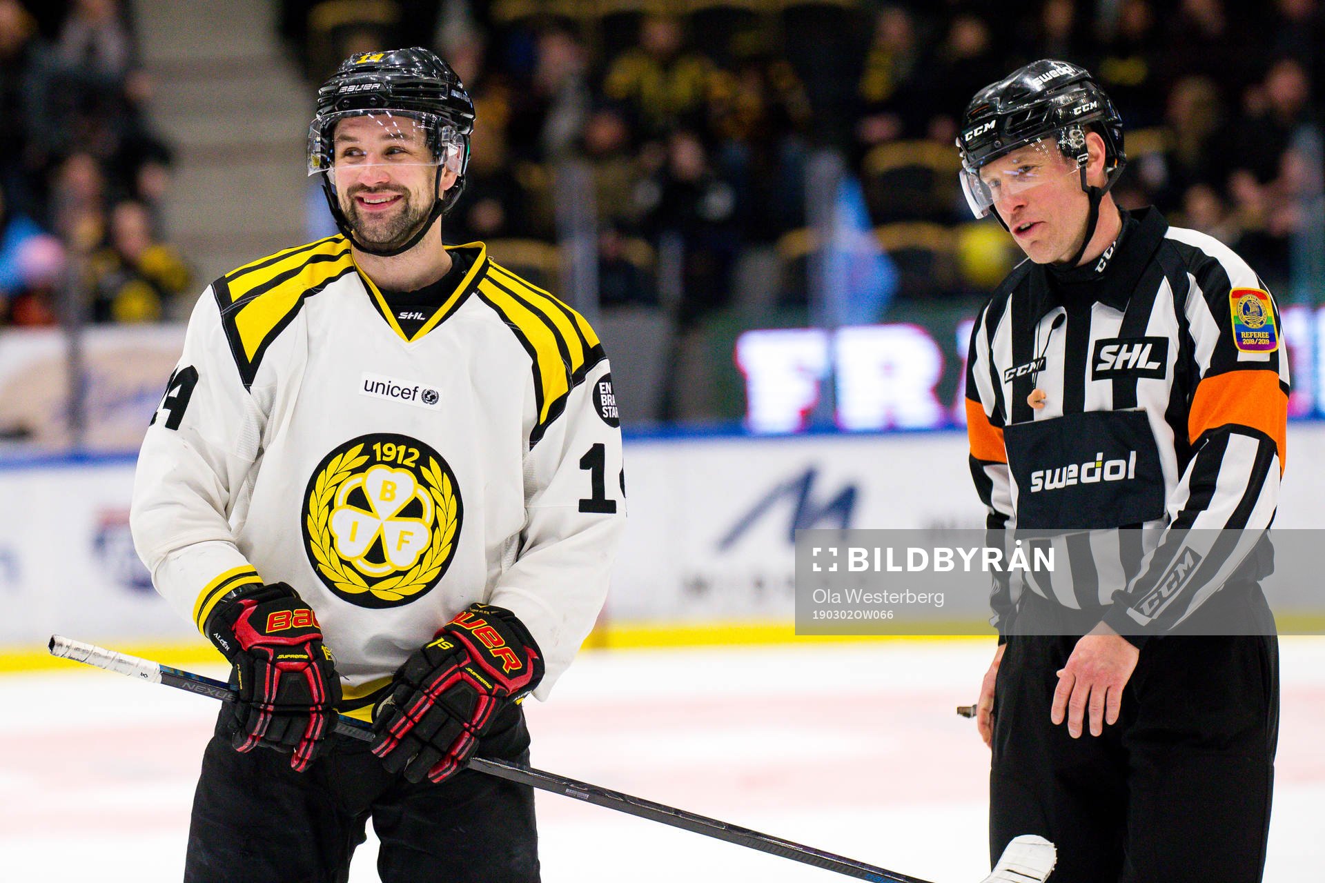 Brynäs Johan Alcén pratar med domare Tobias Björk