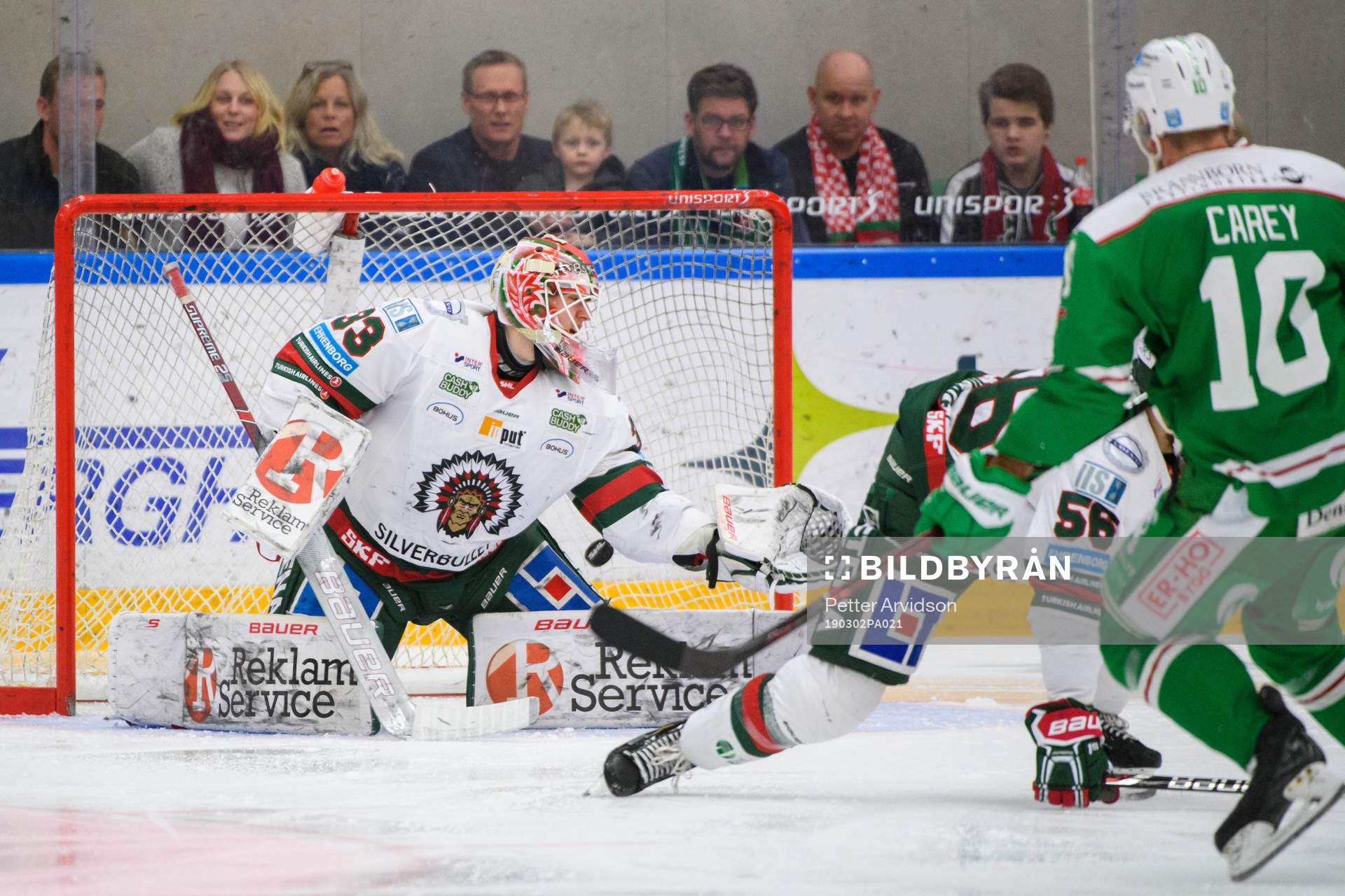 Rögles Matt Carey gör 2-2 bakom Frölundas målvakt Johan