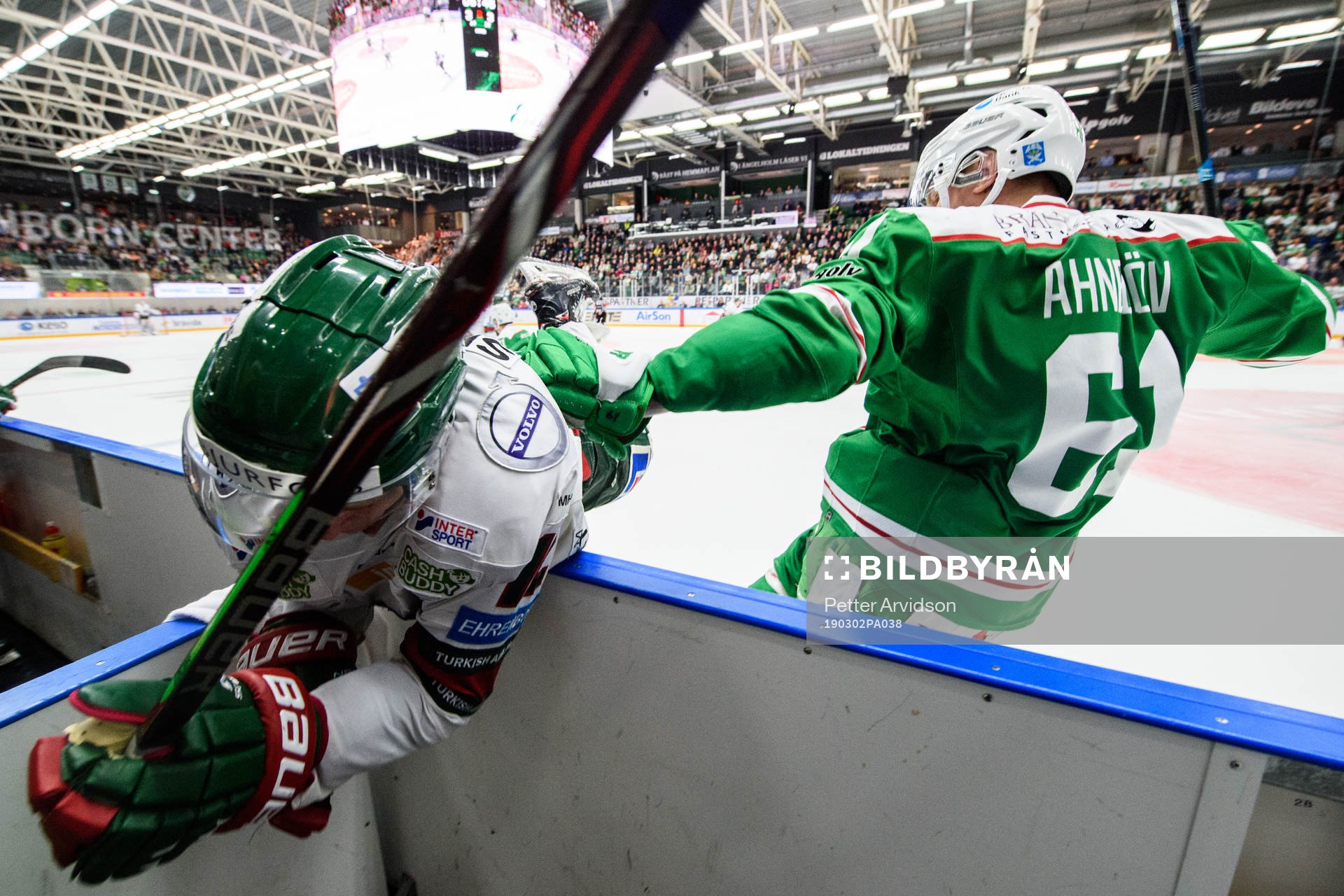 Frölundas Max Friberg tacklas av Rögles Jonas Ahnelöv