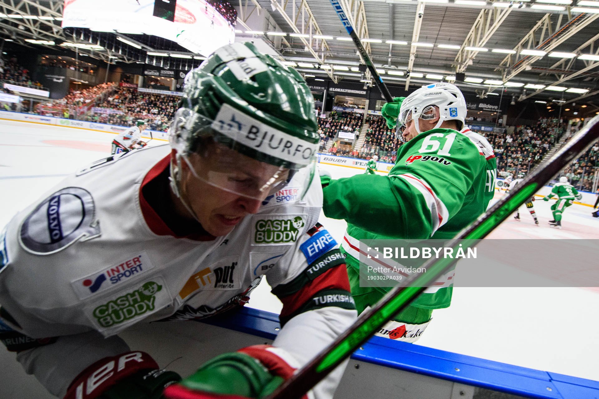 Frölundas Max Friberg tacklas av Rögles Jonas Ahnelöv