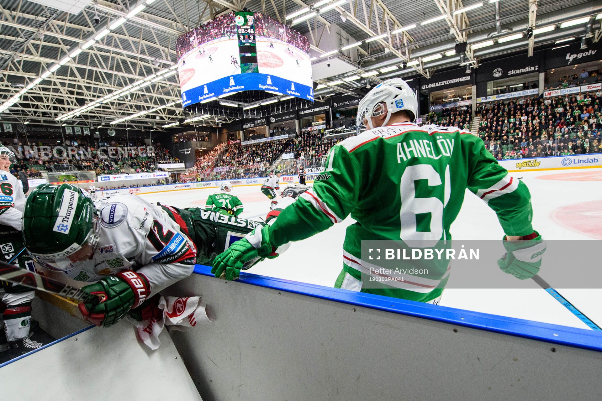 Frölundas Max Friberg tacklas av Rögles Jonas Ahnelöv