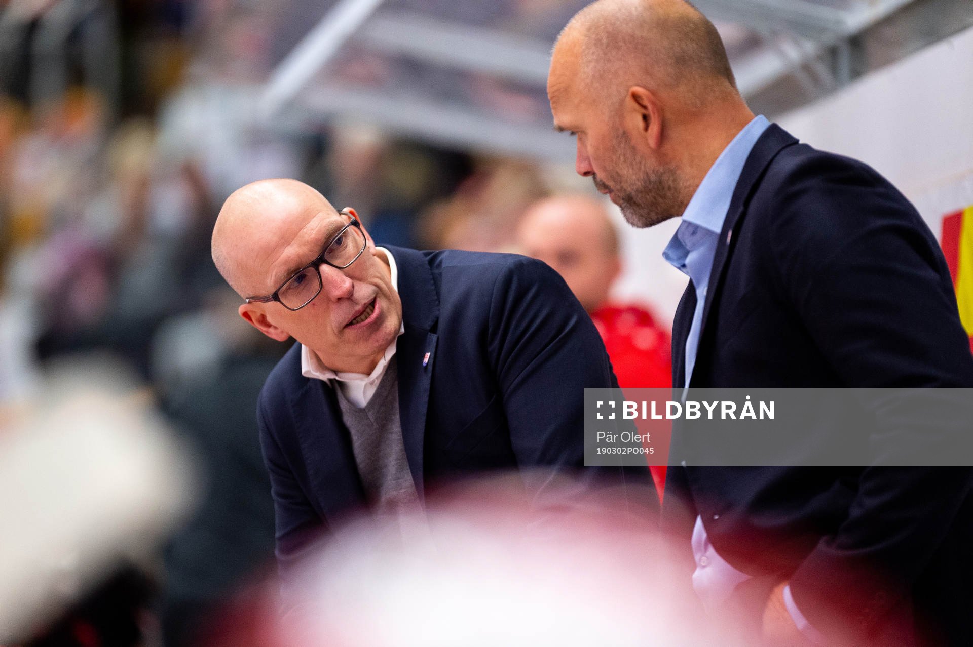 Timrås tränare Fredrik Andersson diskuterar ned