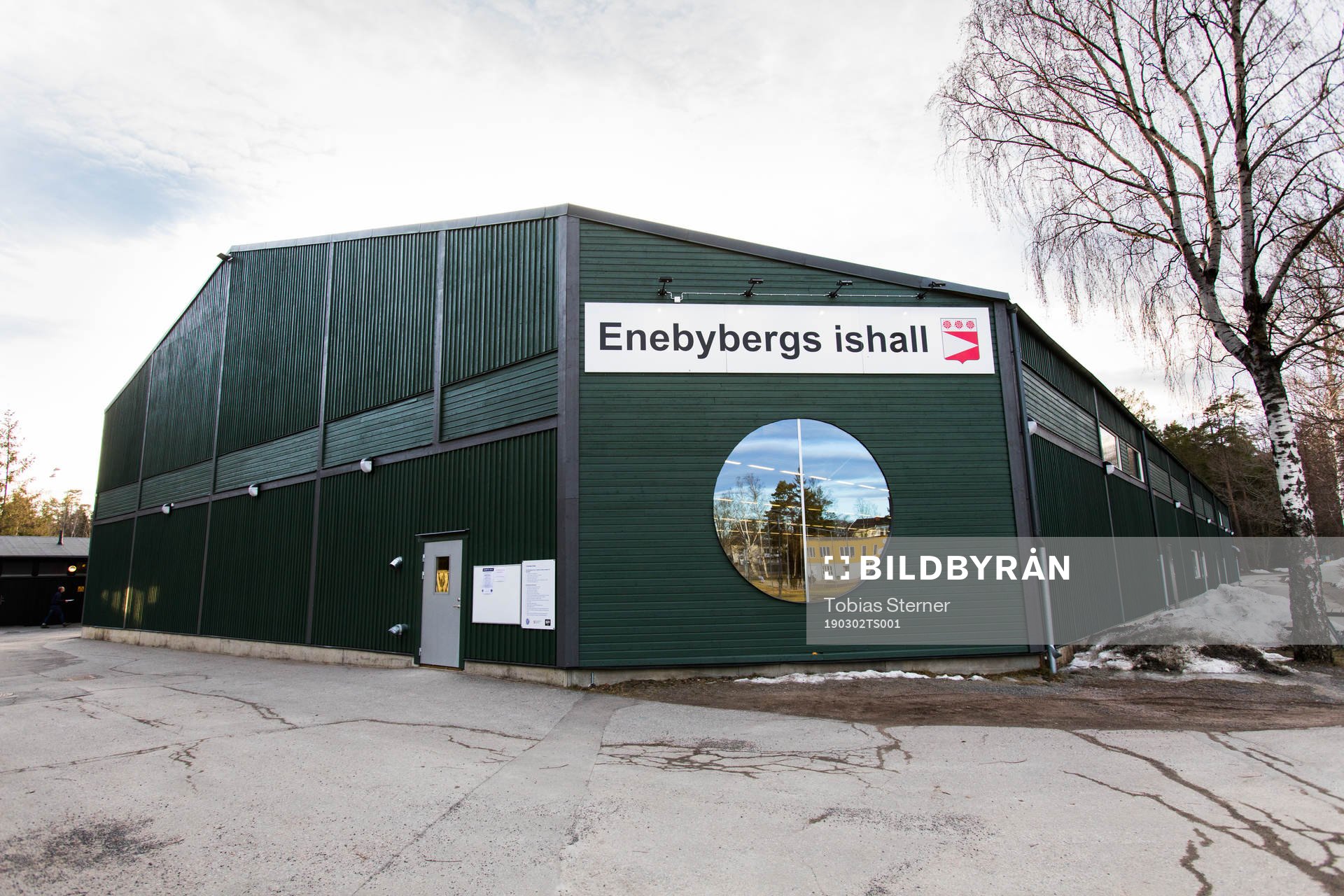 Exteriör vy över Enebybergs ishall
