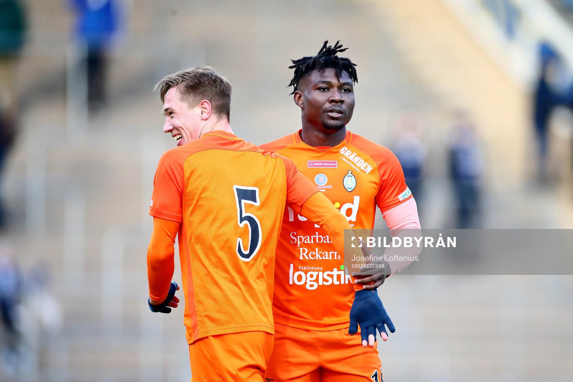 AFC Eskilstunas Gustav Jarl och Samuel Nnamani jublar