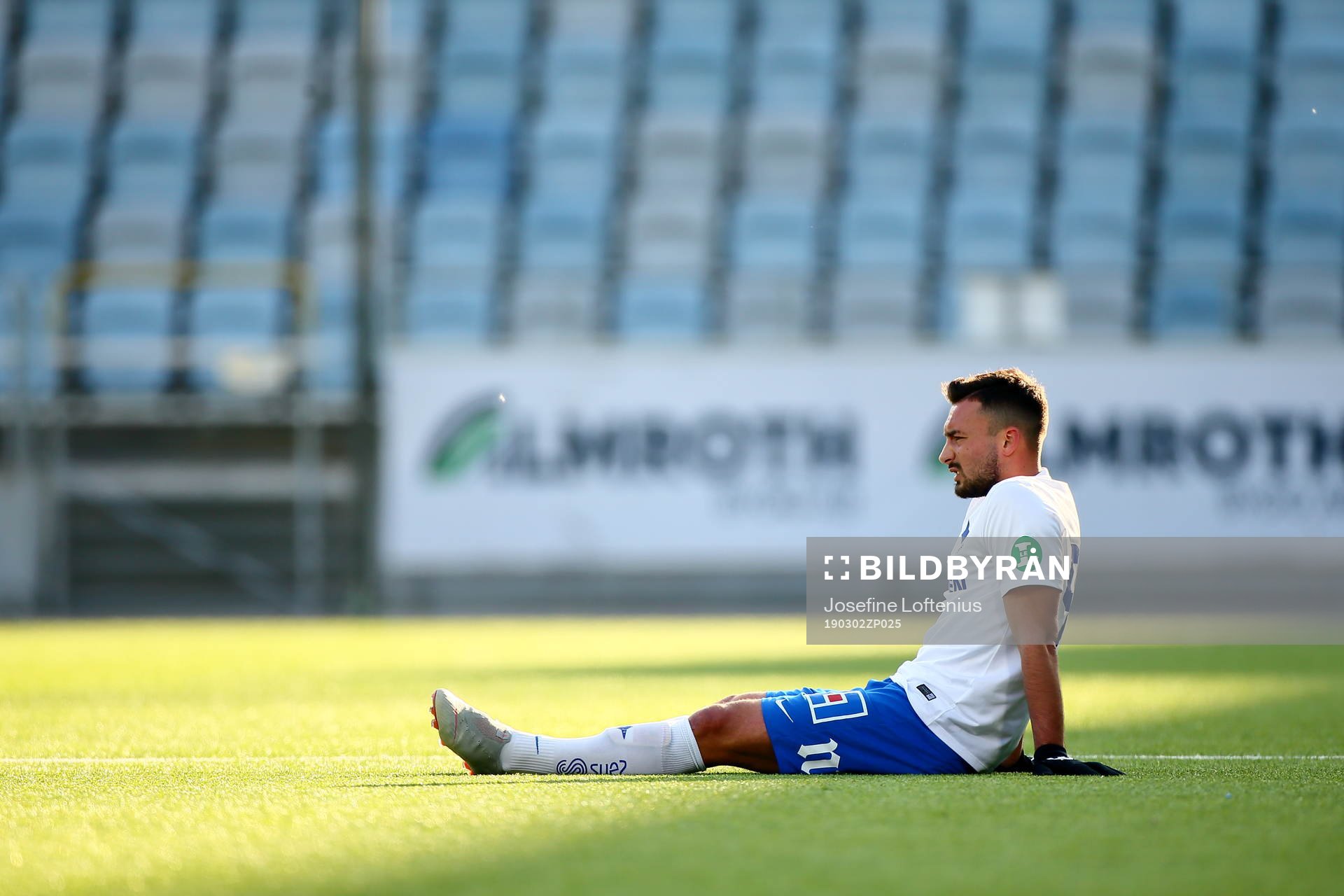 IFK Norrköpings Sead Haksabanovic sitter ner skadad