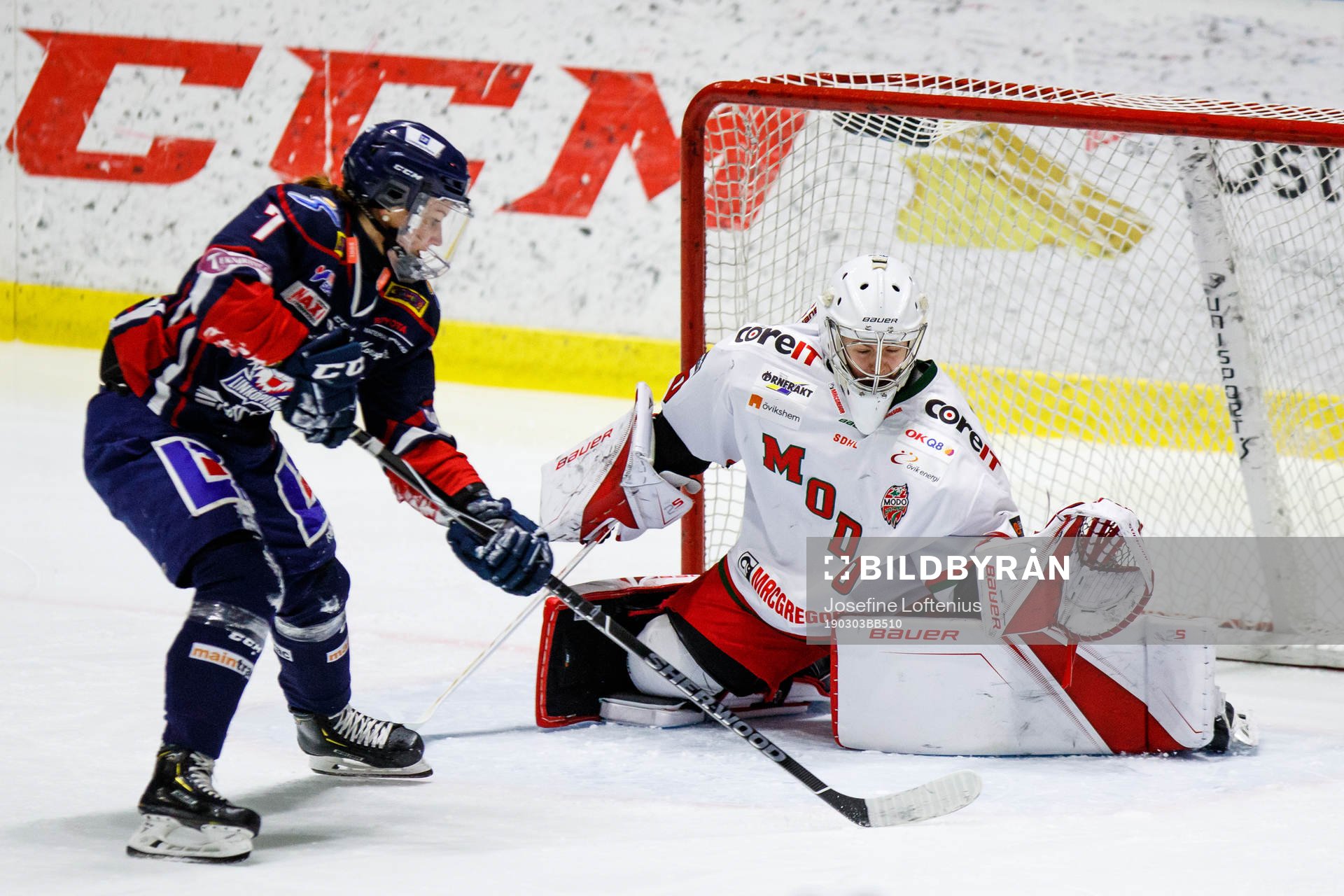 Modos målvakt Klara Peslarova och Linköpings Susanna