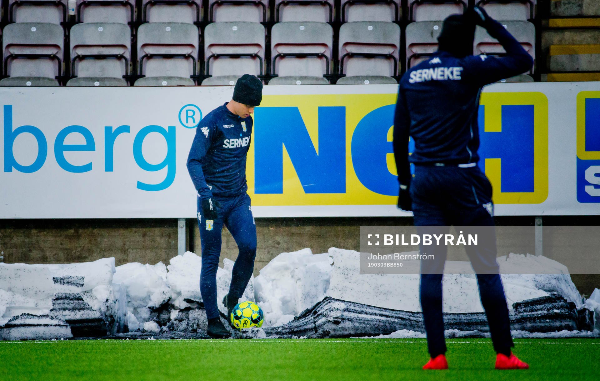 IFK Göteborgs Victor Wernersson hämtar bollen i snön