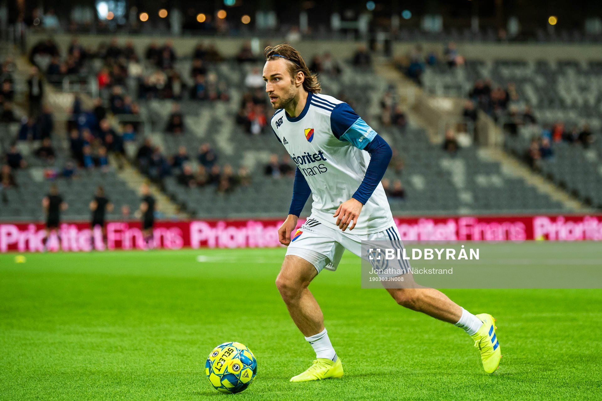 Djurgårdens Kevin Walker värmer upp