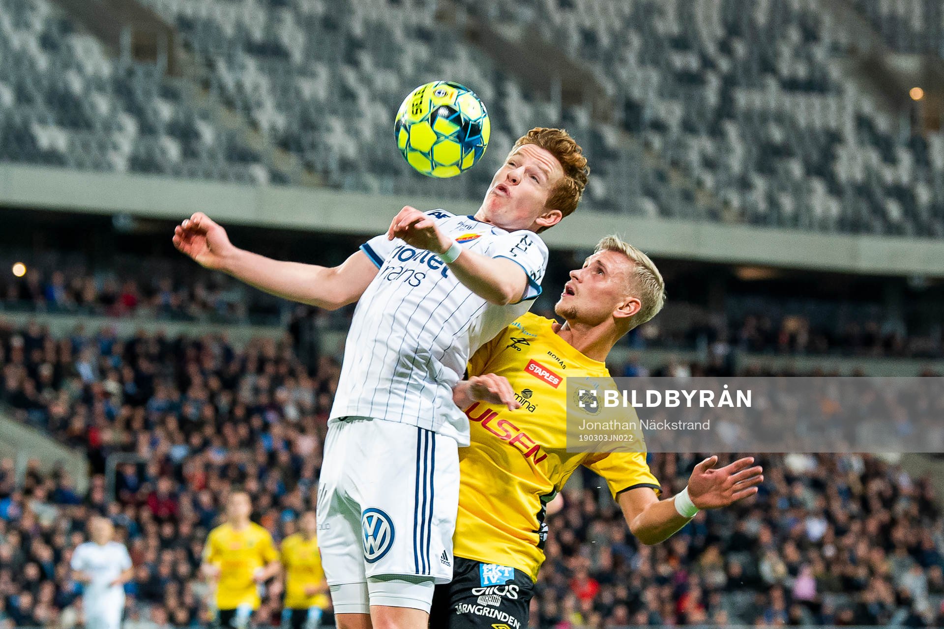 Djurgårdens Aslak Witry i en duell med Elfsborgs Simon