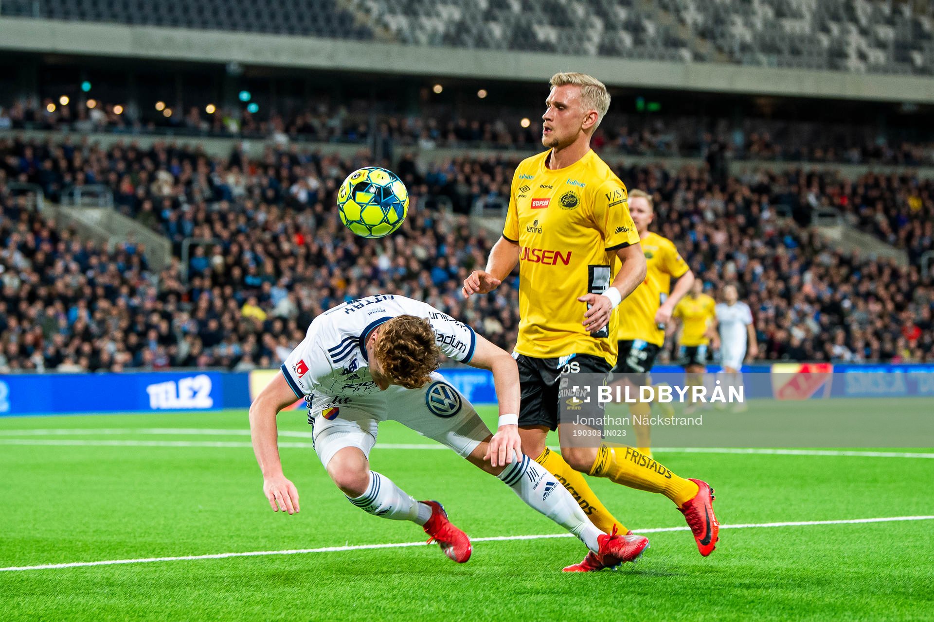 Djurgårdens Aslak Witry i en duell med Elfsborgs Simon